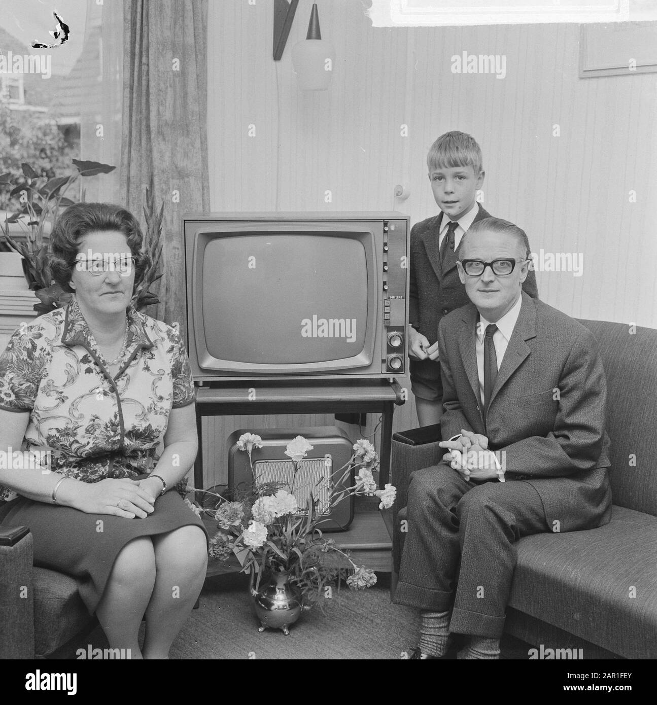 Tweemiljoenste televisione, la coppia Bouterse e figlio in televisione a Schagen Data: 11 agosto 1965 luogo: Noord-Holland, Schagen Parole Chiave: Coppie, televisori, figli Nome personale: Bouterse Foto Stock