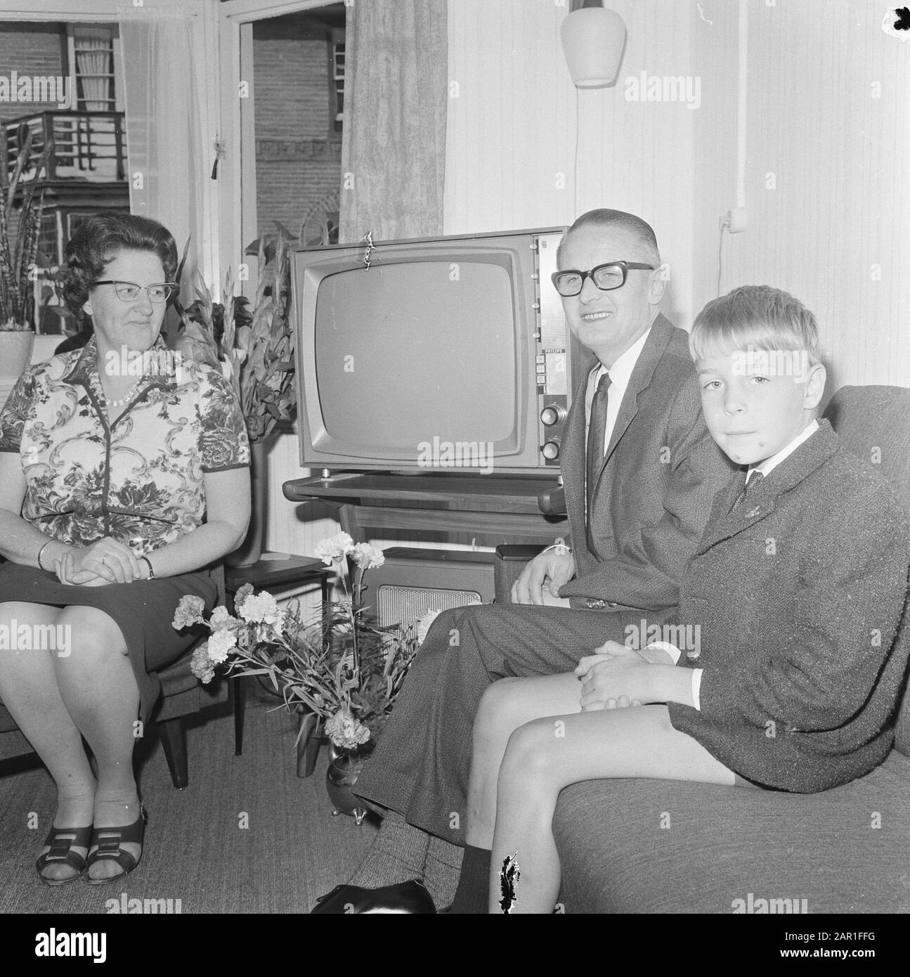 Tweemiljoenste televisione, la coppia Bouterse e figlio in televisione a Schagen Data: 11 agosto 1965 luogo: Noord-Holland, Schagen Parole Chiave: Coppie, televisori, figli Nome personale: Bouterse Foto Stock