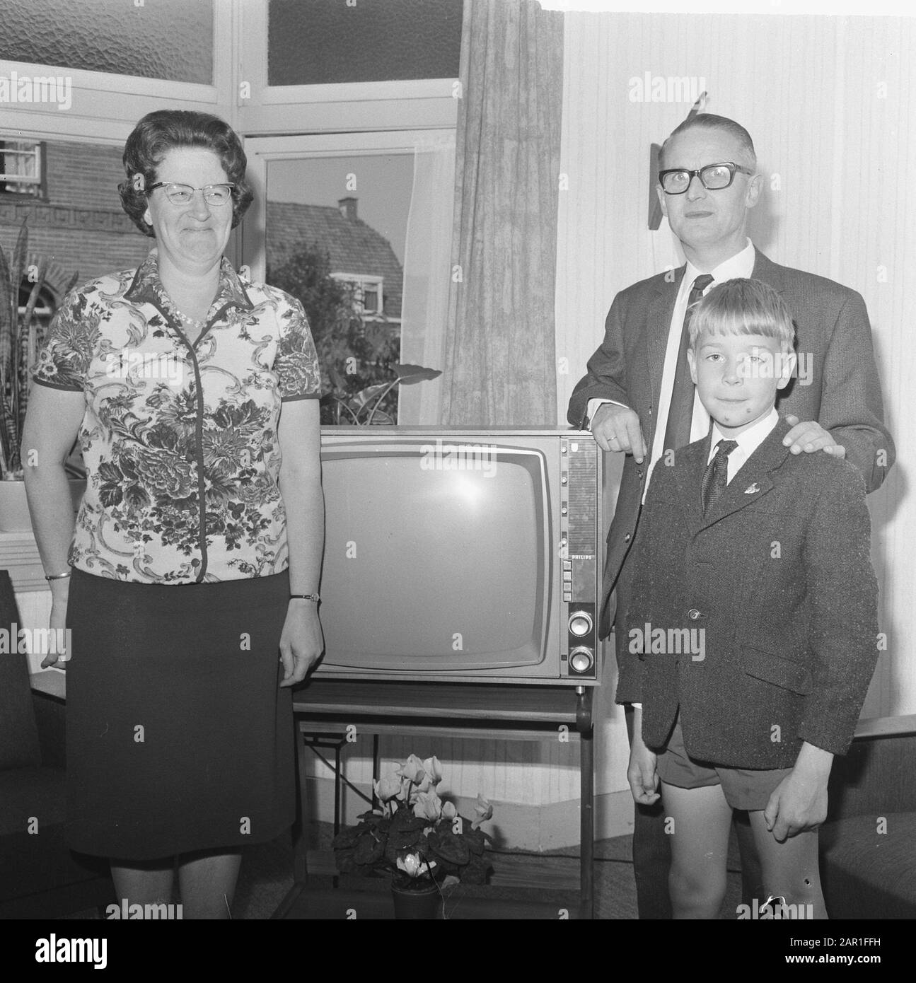 Tweemiljoenste televisione, la coppia Bouterse e figlio in televisione a Schagen Data: 11 agosto 1965 luogo: Noord-Holland, Schagen Parole Chiave: Coppie, televisori, figli Nome personale: Bouterse Foto Stock