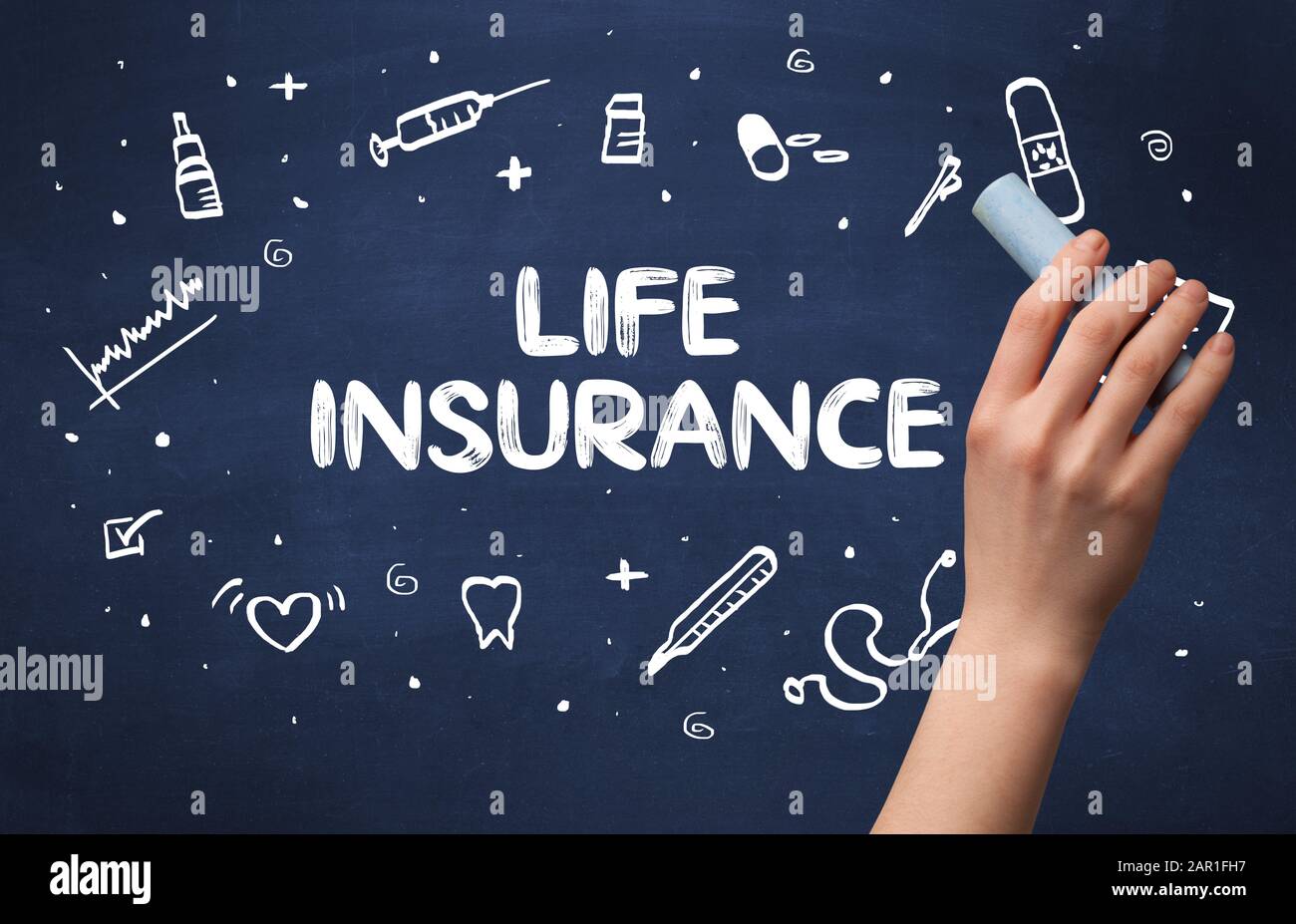 Disegno a mano di assicurazione vita iscrizione con gesso bianco sulla lavagna, concetto medico Foto Stock
