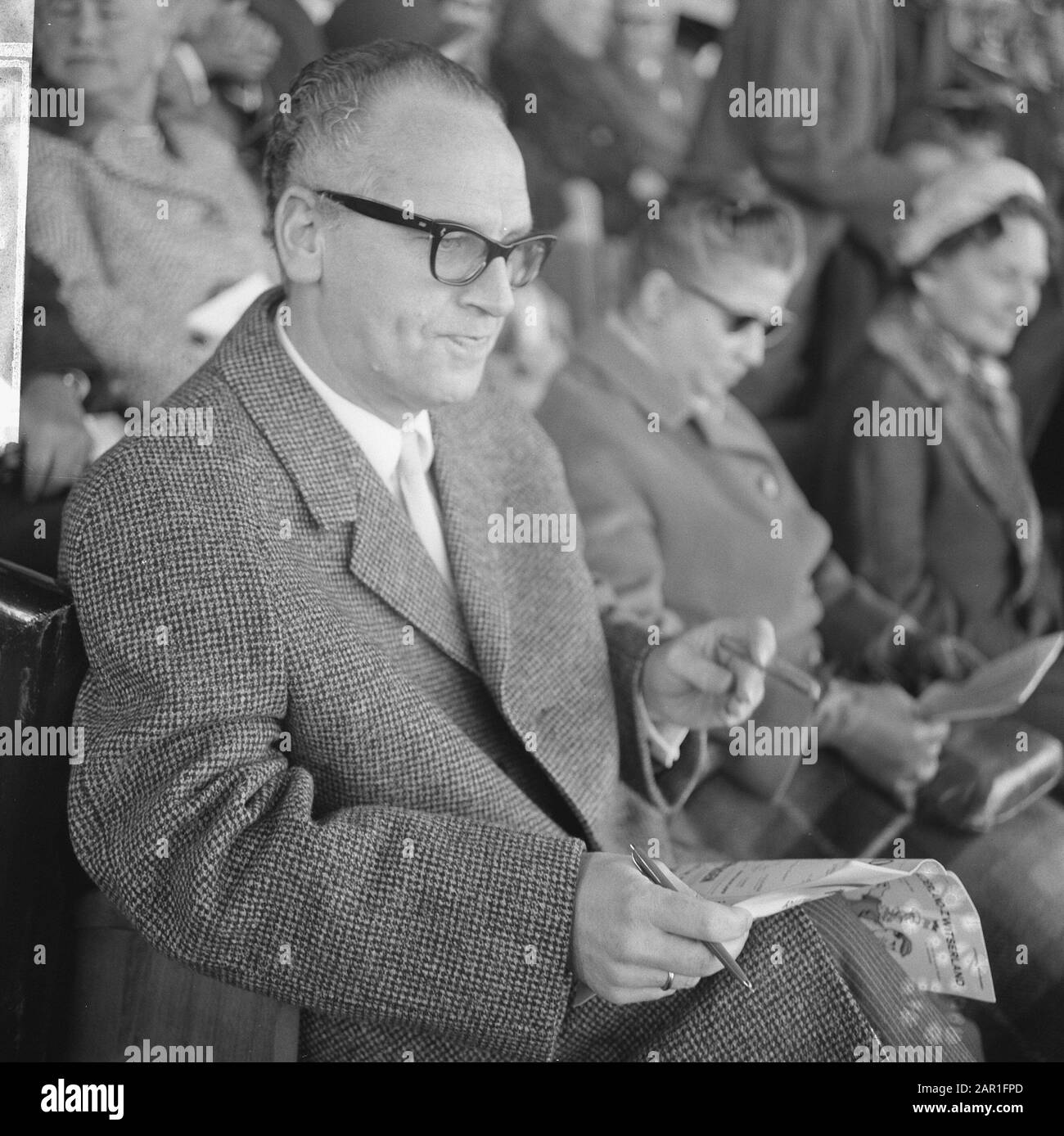 Partita di calcio Olanda-Svizzera ad Amsterdam: 0-0 Ministro Felice di Cultura, tempo libero e lavoro sociale in galleria Data: 17 ottobre 1965 luogo: Amsterdam, Noord-Holland Parole Chiave: Ministri, sport, stadi, stand, calcio Nome personale: Vrolijk, Maarten Foto Stock
