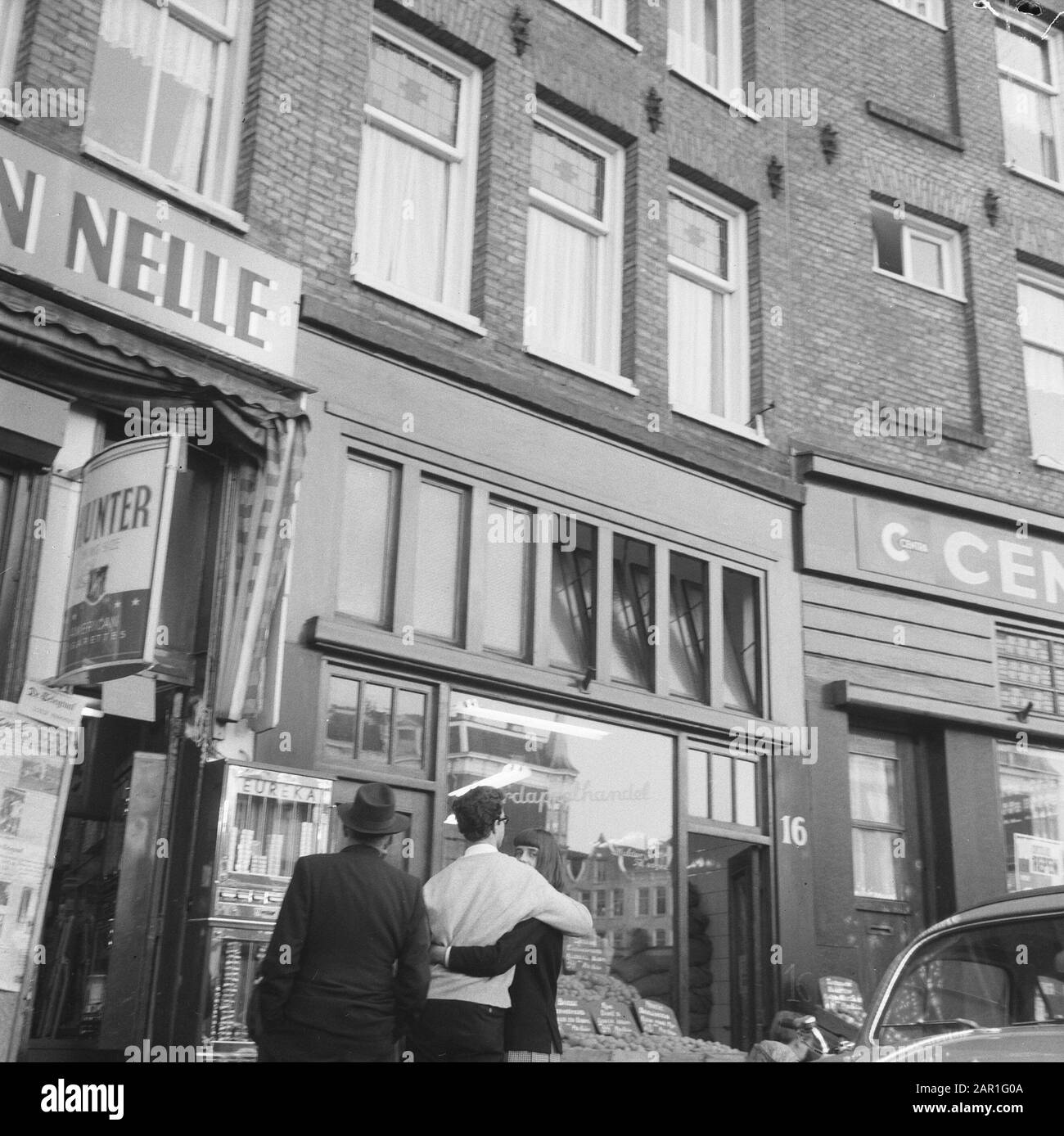 Proprietà su Dapperplein, dove Co B. ha seduto di fronte alla finestra (e figlia minacciata) facciate, case, vetrine Data: 19 ottobre 1965 posizione: Amsterdam, Noord-Holland Parole Chiave: Vetrine, facciate, case, ramen Foto Stock Proprietà su Dapperplein, dove Co B. ha seduto di fronte alla finestra (e figlia minacciata) facciate, case, vetrine Data: 19 ottobre 1965 posizione: Amsterdam, Noord-Holland Parole Chiave: Vetrine, facciate, case, ramen Foto Stock
