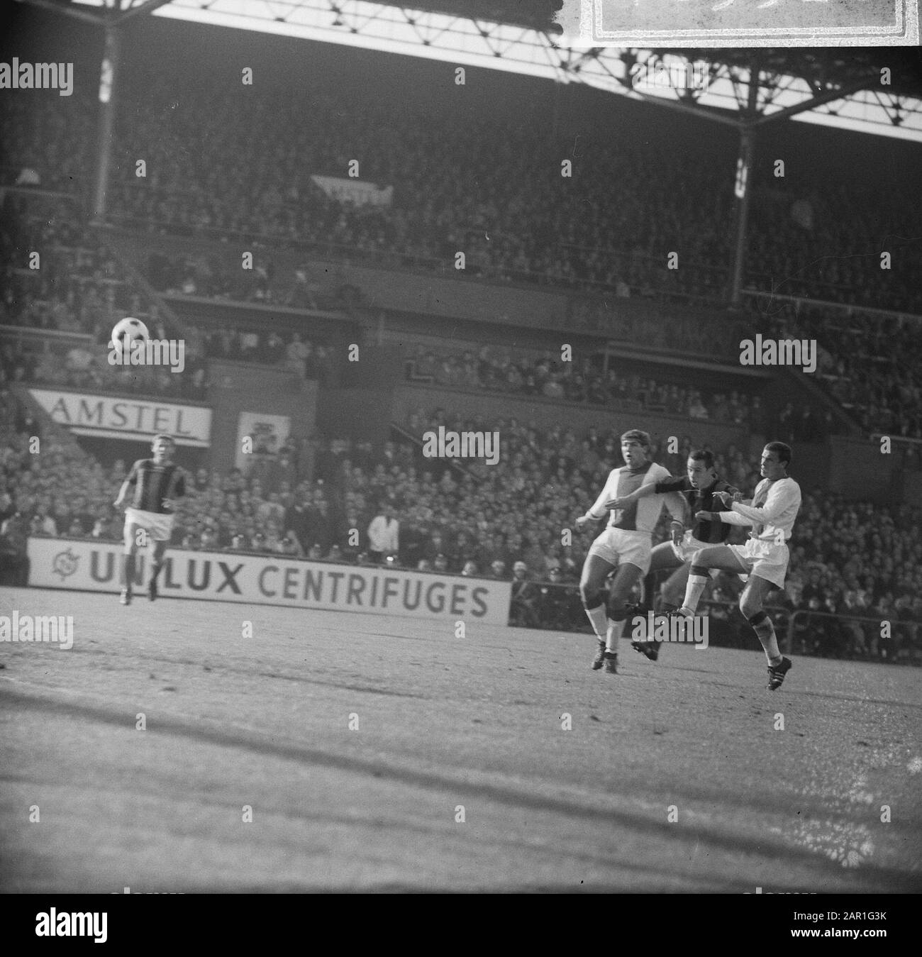 Partita di calcio DWS-Ajax ad Amsterdam: 0-2 momento del gioco Data: 24 Ottobre 1965 luogo: Amsterdam, Noord-Holland Parole Chiave: Sport, calcio Nome dell'istituzione: AJAX Foto Stock