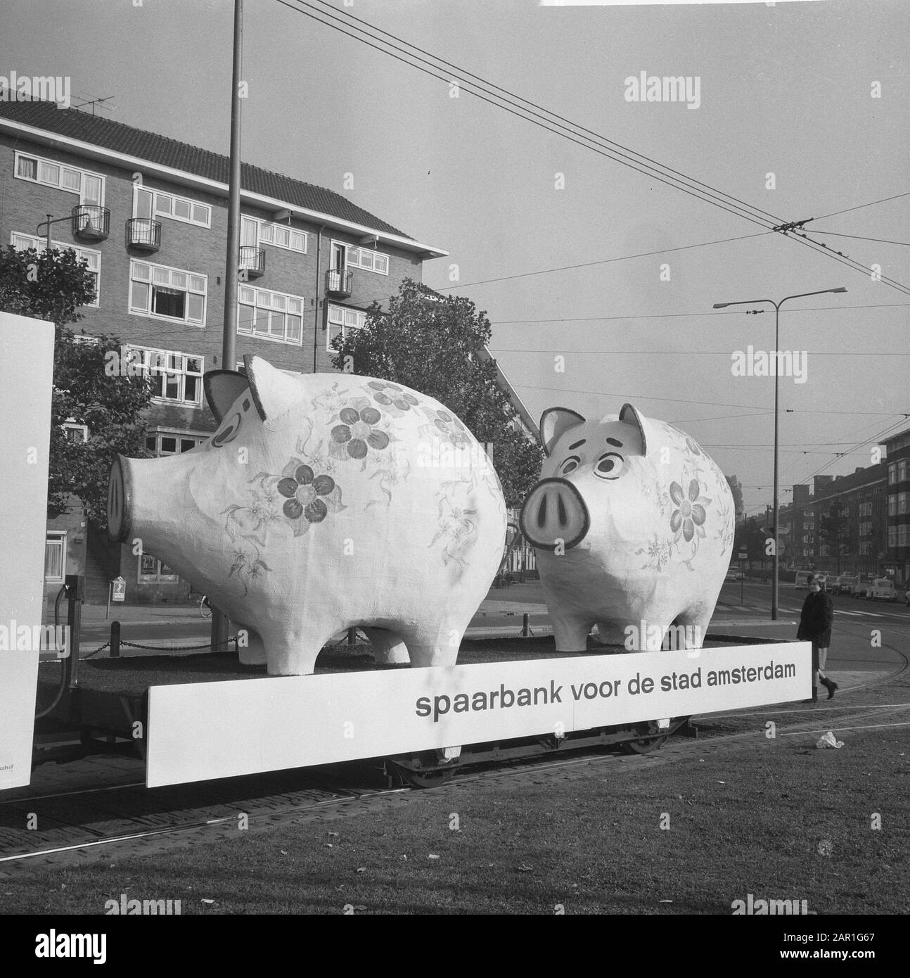 World Savings Day Action. Due gigantesche banche piccanti su rimorchio con il testo: Banca di risparmio per la città di Amsterdam risparmio, banche, parate Data: 25 ottobre 1965 Località: Amsterdam, Noord-Holland Parole Chiave: Banche, parate, risparmio Foto Stock