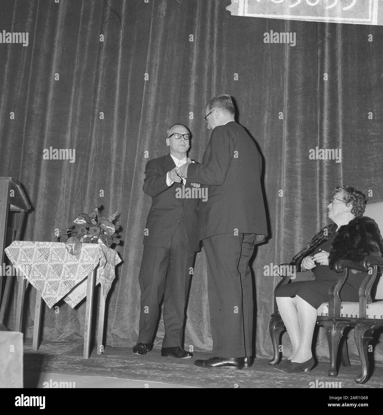 Ministro Felice di Cultura, tempo libero e Lavoro sociale durante la presentazione del lavoro teatrale raccolto da Herman Heijermans a sua figlia (presumibilmente) la signora Heijermans, prima dell'inizio di due un-acters van Heijermans nel Stadsschouwburg Ministro Vrolijk (r.) e la signora Heijermans (l.) Data: 26 ottobre 1965 Parole Chiave: Letteratura, cerimonie, teatro Nome personale: Heijermans, Herman, Vrolijk, Maarten Foto Stock