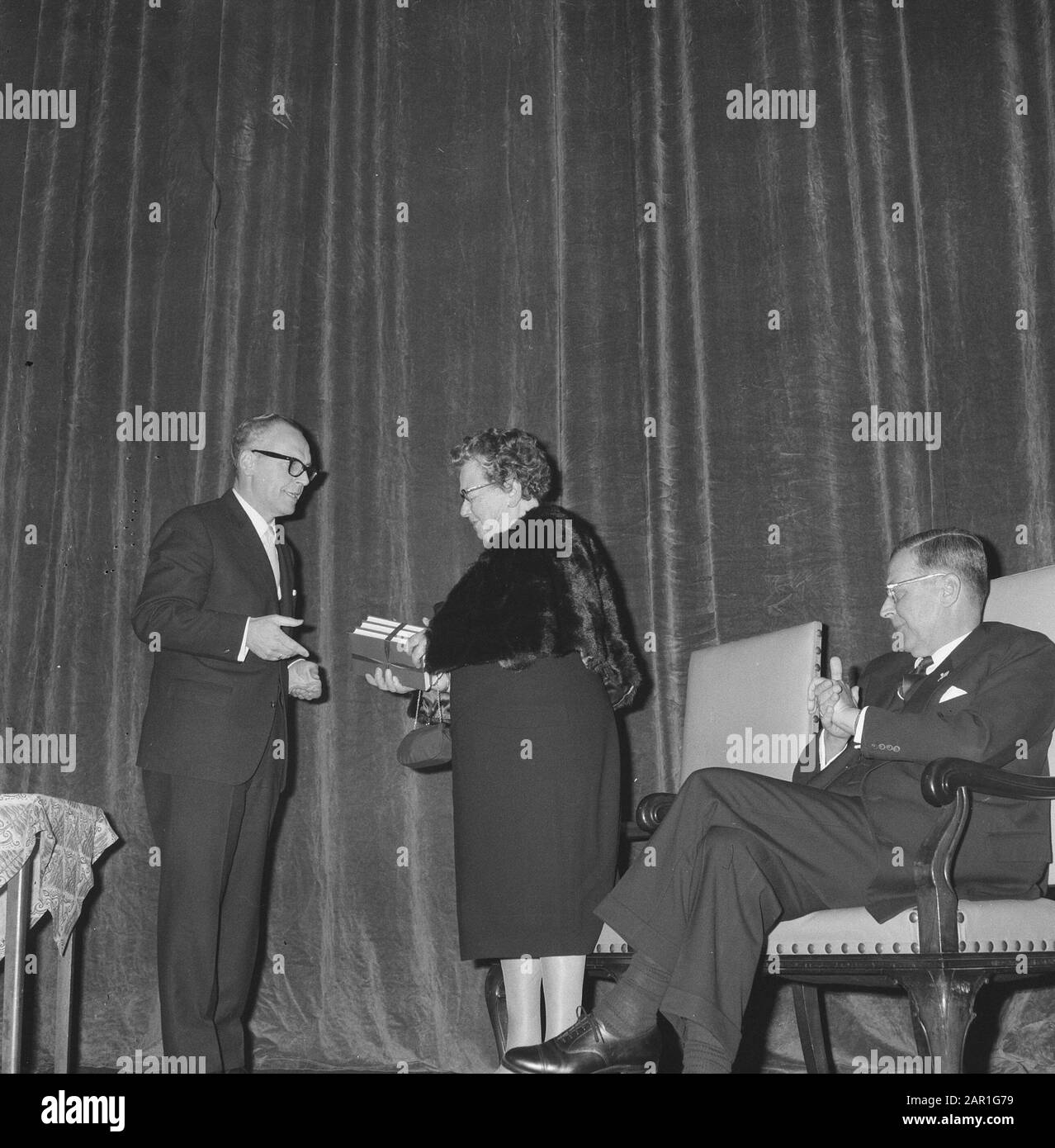 Ministro Felice di Cultura, tempo libero e lavoro sociale durante la presentazione del lavoro teatrale raccolto da Herman Heijermans a sua figlia (presumibilmente) Signora Heijermans, prima dell'inizio di due one-acters van Heijermans nel teatro Stadsschouwburg, letteratura, cerimonie Data: 26 ottobre 1965 Parole Chiave: Letteratura, cerimonie, teatro Nome personale: Heijermans, Herman, Vrolijk, Maarten Foto Stock