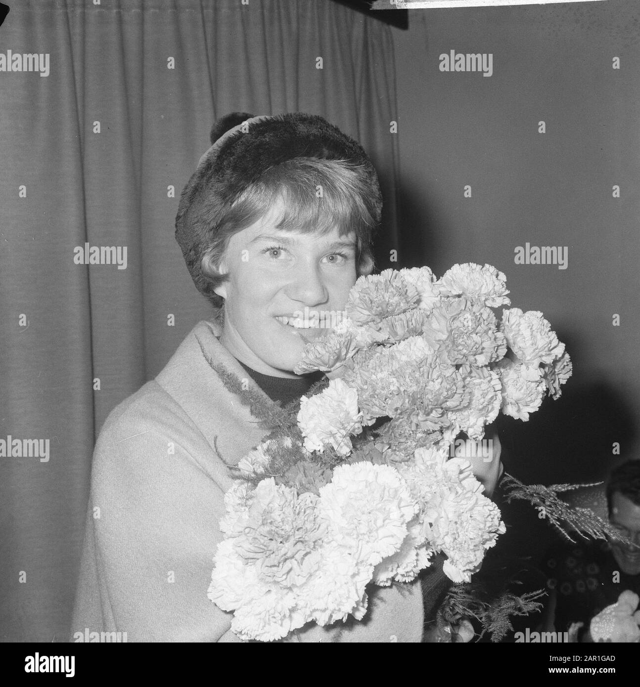 Arrivo di Sjoukje Dijkstra a Schiphol per uno spettacolo a Holiday on Ice Sjoukje tenendo un mazzo di fiori Data: 27 ottobre 1965 luogo: Noord-Holland, Schiphol Parole Chiave: Arrivo e partenza, fiori, pattinaggio, ritratti Nome personale: Dijkstra, Sjoukje Nome istituzione: Vacanza su ghiaccio Foto Stock