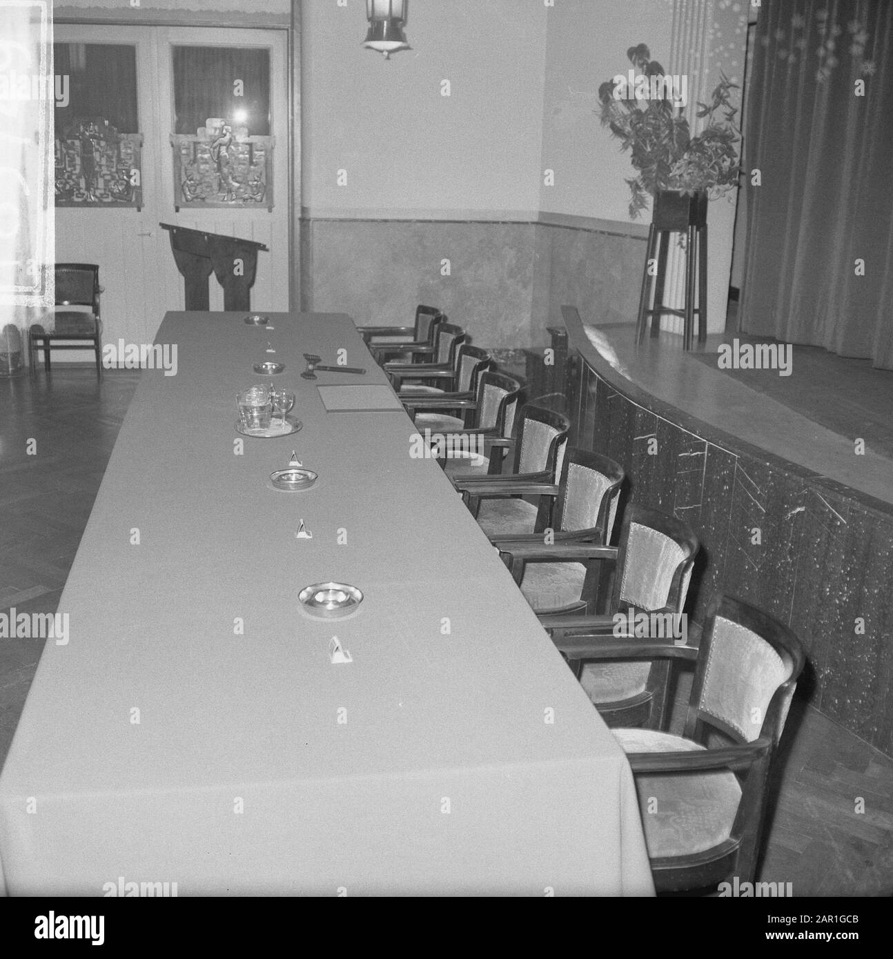 Tavola vuota; un arredo abbandonato per sale riunioni Data: 28 Ottobre 1965 Parole Chiave: Arredamento Nome: NCRV Foto Stock