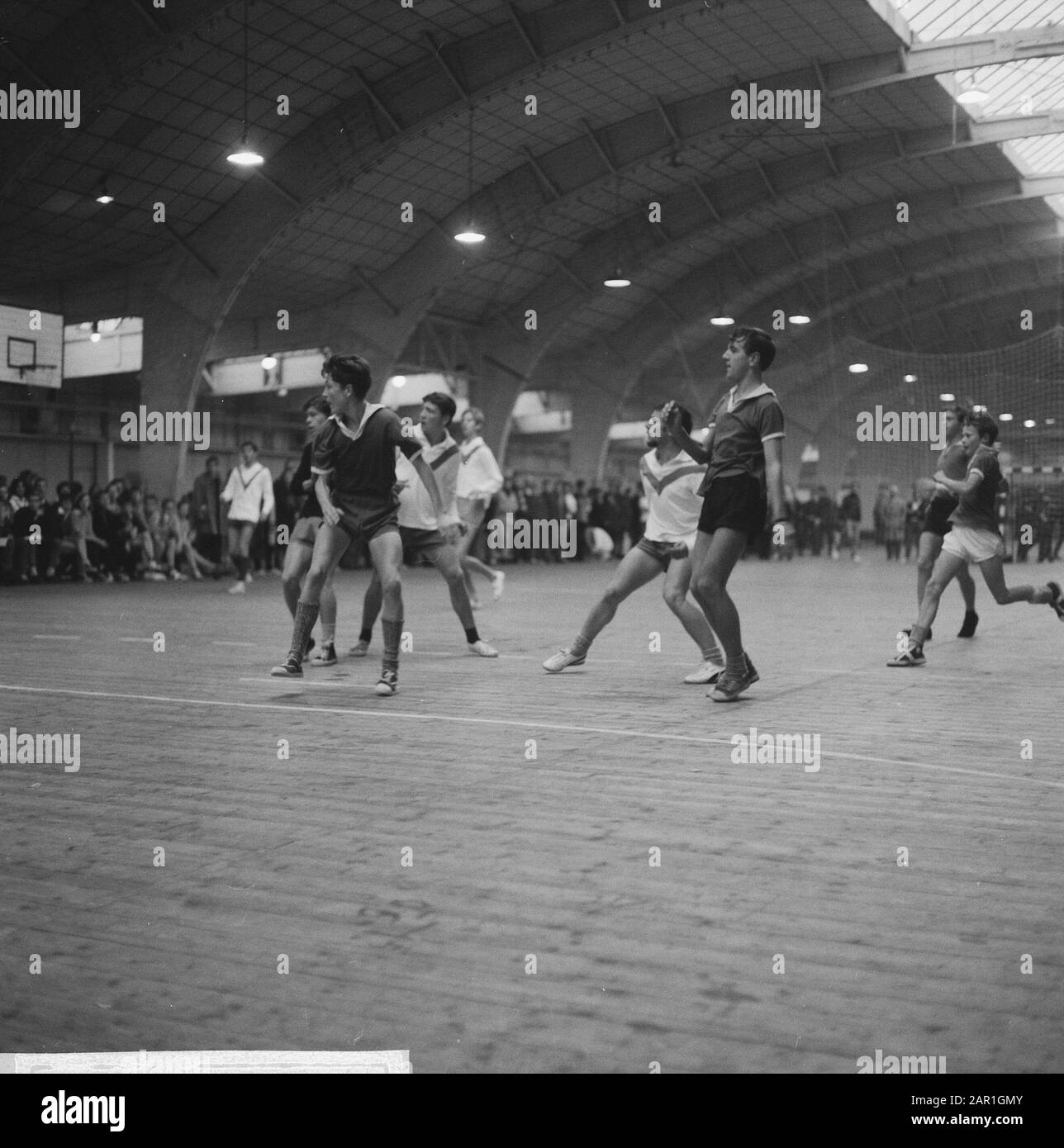 Torneo autunnale per le scuole (presumibilmente) alla RAI di Amsterdam Tensione nella partita di pallamano Data: 1 Novembre 1965 luogo: Amsterdam, Noord-Holland Parole Chiave: Pallamano, sport, tornei Nome istituto: Rai Foto Stock