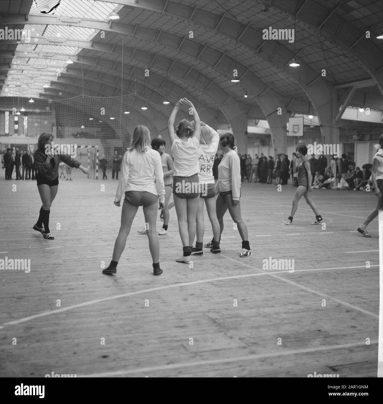 Torneo autunnale per le scuole (presumibilmente) presso la RAI di Amsterdam Girls della scuola HAVO mentre si gioca a pallavolo. Una delle ragazze ha scritto Dave Berry (cantante inglese) sulla sua camicia Data: 1 Novembre 1965 Località: Amsterdam, Noord-Holland Parole Chiave: Ragazze, sport, tornei, pallavolo Nome dell'istituto: Rai Foto Stock Torneo autunnale per le scuole (presumibilmente) presso la RAI di Amsterdam Girls della scuola HAVO mentre si gioca a pallavolo. Una delle ragazze ha scritto Dave Berry (cantante inglese) sulla sua camicia Data: 1 Novembre 1965 Località: Amsterdam, Noord-Holland Parole Chiave: Ragazze, sport, tornei, pallavolo Nome dell'istituto: Rai Foto Stock