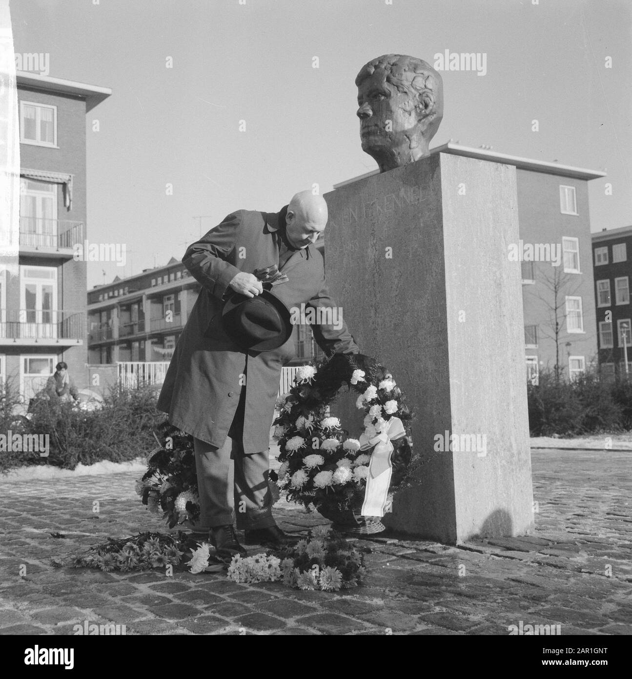 Console generale degli Stati Uniti W.M. Cameron mentre si posa una corona al monumento Kennedy di Amsterdam wreaths, monumenti, diplomatici, Cameron, W.M. Data: 22 novembre 1965 luogo : Amsterdam, Noord-Holland Parole Chiave: Diplomatici, wreaths, monumenti Nome personale: Cameron, W.M. Foto Stock Console generale degli Stati Uniti W.M. Cameron mentre si posa una corona al monumento Kennedy di Amsterdam wreaths, monumenti, diplomatici, Cameron, W.M. Data: 22 novembre 1965 luogo : Amsterdam, Noord-Holland Parole Chiave: Diplomatici, wreaths, monumenti Nome personale: Cameron, W.M. Foto Stock