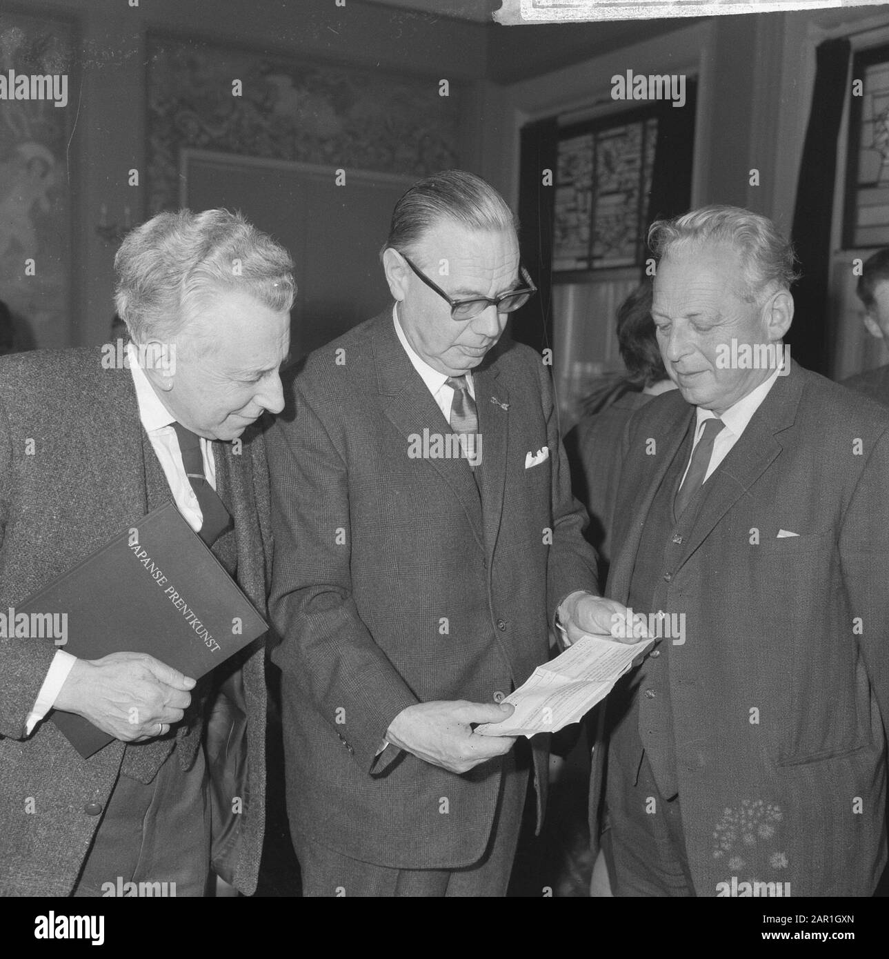 Il telegramma di felicità della Principessa Beatrix per la fondazione Public Kunstbezit, che dal 1957 ha realizzato una serie di programmi d'arte per la radio che spiegano l'arte visiva nei musei olandesi il consiglio di fondazione, da L.n.r. J.G. Wertheim, il fondatore, il professor Van Gelder e il signor Funchs Datate: 22 novembre 1965 Parole Chiave: Arte, media, radio Nome Della Persona: Wertheim, Johannes Gustaaf Foto Stock