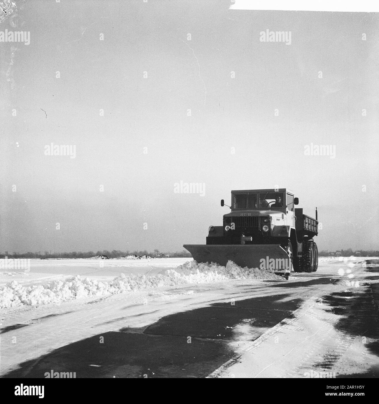 Snowremoval all'aeroporto Zestienhoven vicino Rotterdam Snow, airports, Winter Date: 23 November 1965 Location: Rotterdam, South-Holland Keywords: Snow, airports, winter Institution name: Zestienhoven Foto Stock