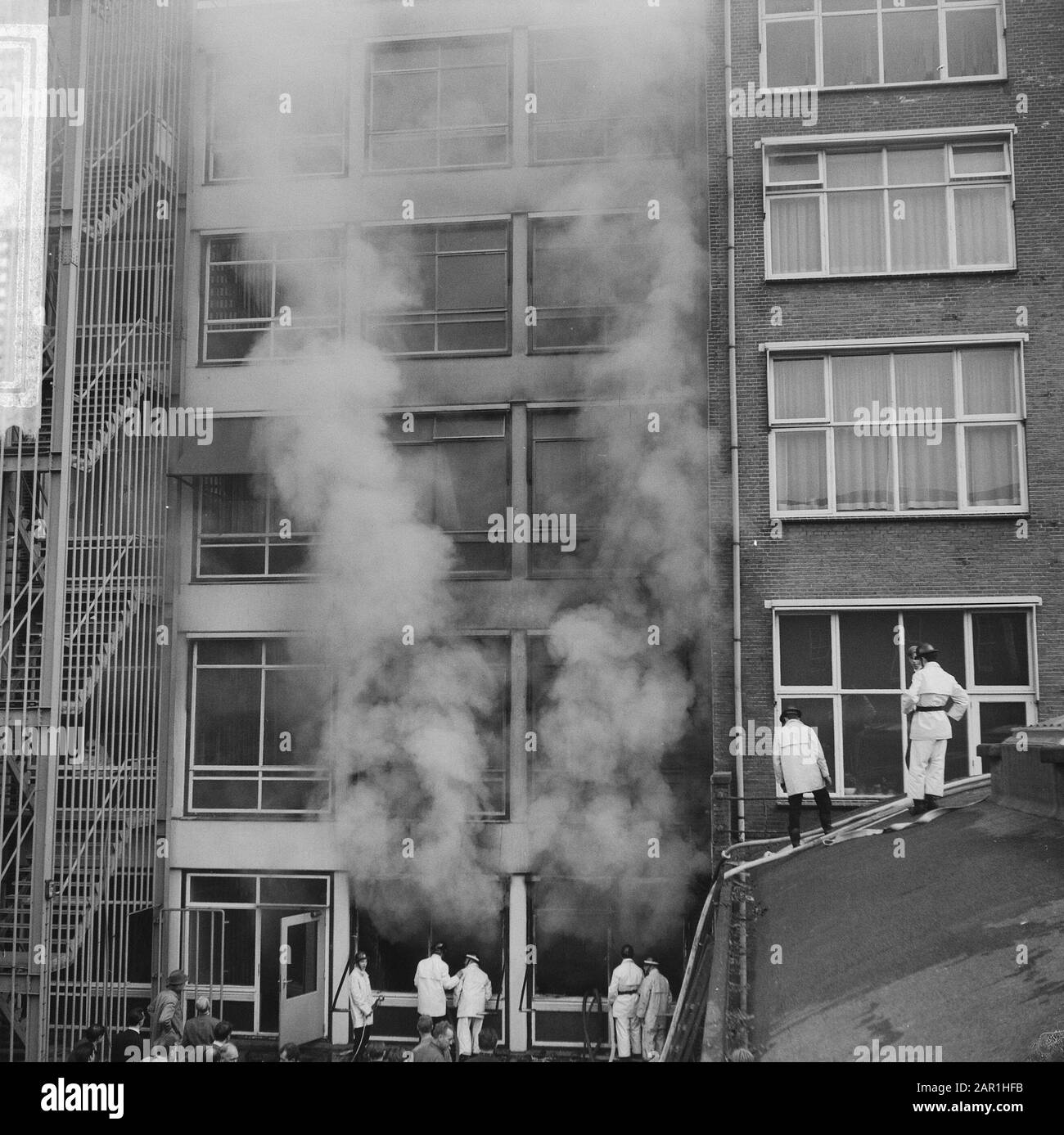Brand in Nederlandse Midstandsbank a Rotterdam Smoke development at the back of the bank building Data: 5 novembre 1965 luogo: Rotterdam, Zuid-Holland Parole Chiave: Incendi, fumo Foto Stock