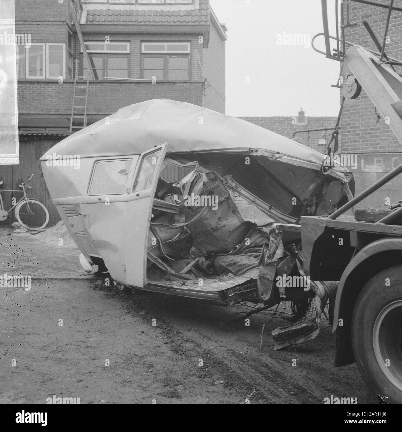 Volkswagen van che si scontrò con un treno ad un incrocio ferroviario a Leidschendam il relitto del Volkswagen Data: 11 novembre 1965 Località: Leidschendam, Zuid-Holland Parole Chiave: Attraversamenti ferroviari, incidenti stradali, sicurezza stradale, relitti Nome Di Impostazione: Volkswagen Foto Stock