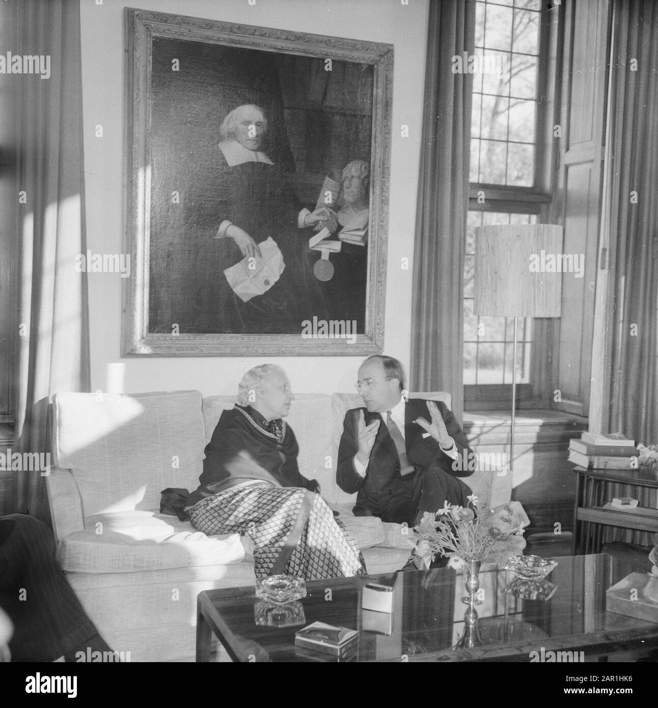 Ministro Presidente Cals e diplomatico e politico indiano Vijaya Lakshmi Pandit (sorella del primo Ministro indiano Nehru) durante un ricevimento al Catshuis all'Aia Vijaya Lakshmi Pandit e Ministro Presidente Cals in conversazione Data: 12 novembre 1965 luogo: L'Aia, Zuid-Holland Parole Chiave: Audizioni, diplomatici, relazioni internazionali, ministri-presidenti Nome personale: CAL, Jo, Pandit, Vijaya Lakshmi Foto Stock
