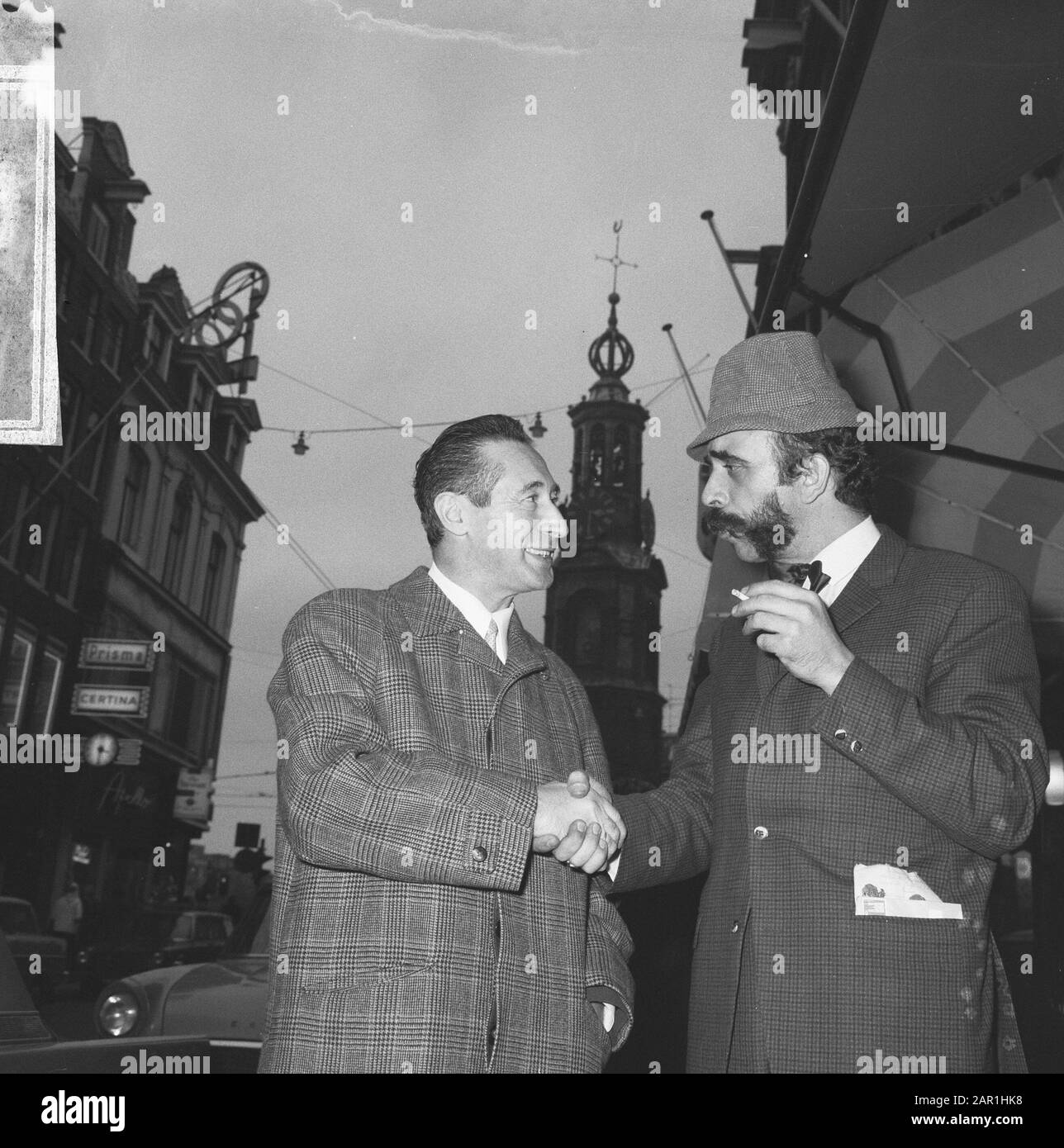 Hein Fentener van Vlissingen mentre compri un paracadute al commerciante di scarico Lou Lap in Amsterdam Hein Fentener van Vlissingen (r.) scuotendo le mani di Lou Lap Data: 11 Novembre 1965 luogo: Amsterdam, Noord-Holland Parole Chiave: Shake Hands, headgear Nome del personale: Fentener van Vlissingen, Hein, Lap, Lou Foto Stock