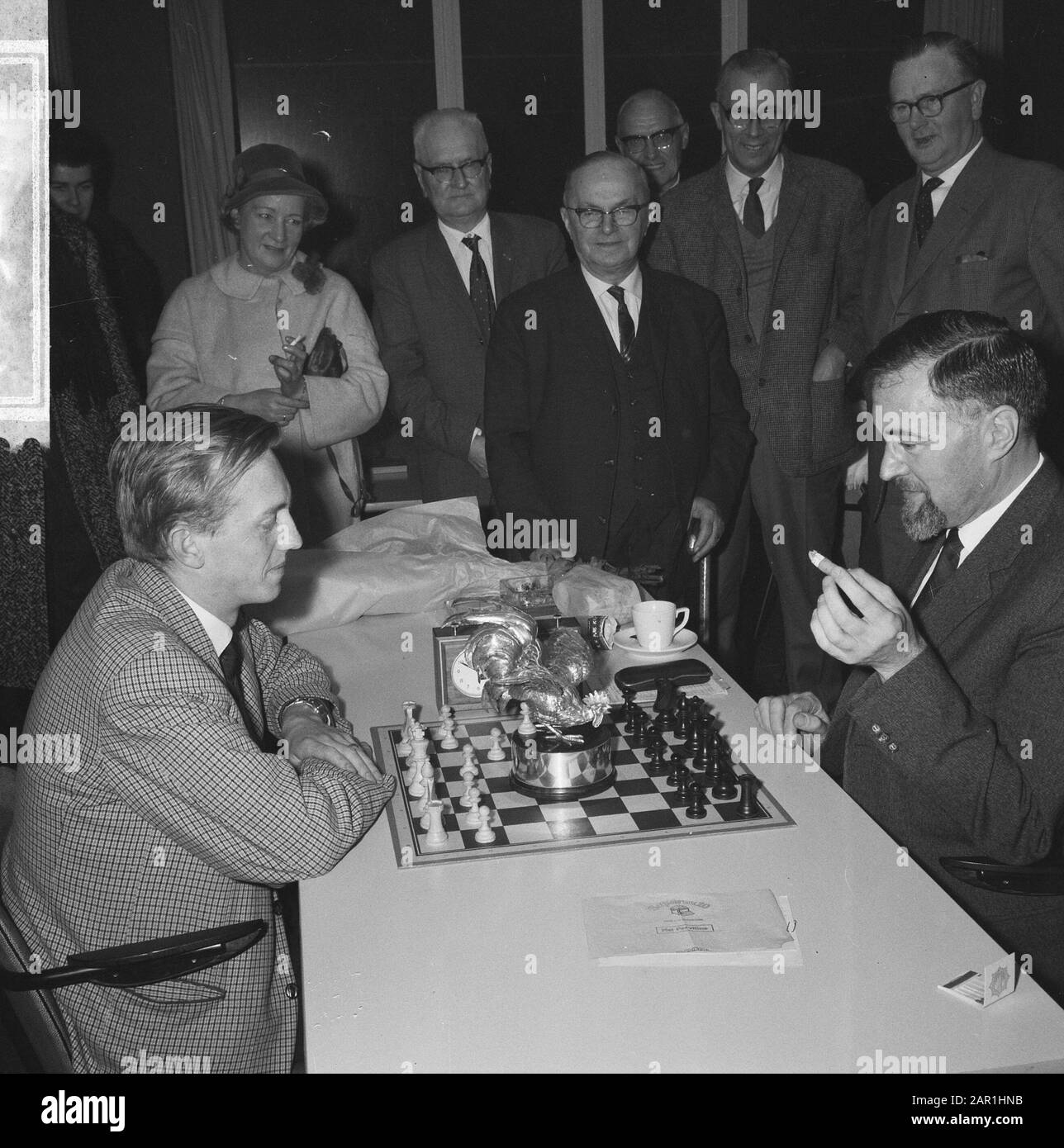 Campione di scacchi olandese; campione di scacchi dei Paesi Bassi Lodewijk Prins (r) in conversazione con il giocatore di scacchi Coen Zuidema in The Hague Data: 4 dicembre 1965 luogo: L'Aia, Paesi Bassi Parole Chiave: Think sports, Champions, premi, scacchi, competizioni Nome personale: Prins, Louis, Zuidema, c. Foto Stock