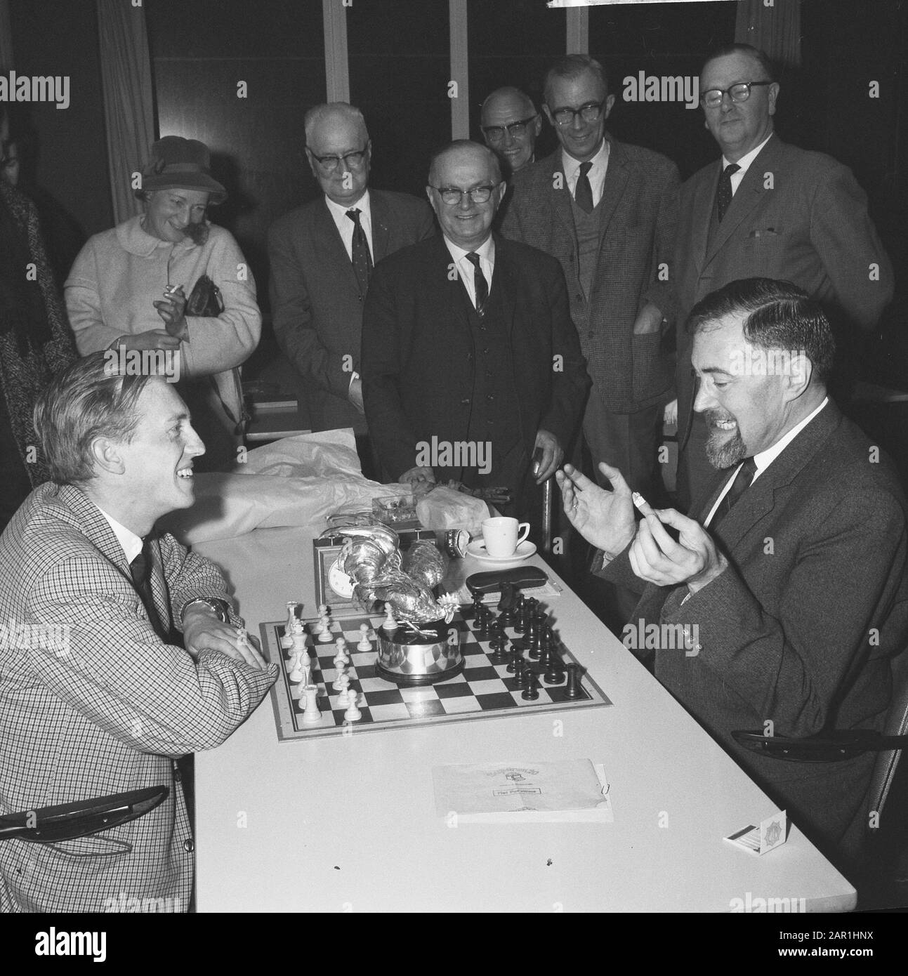 Campione di scacchi olandese; campione di scacchi dei Paesi Bassi Lodewijk Prins (r) in conversazione con il giocatore di scacchi Coen Zuidema in The Hague Data: 4 dicembre 1965 luogo: L'Aia, Paesi Bassi Parole Chiave: Think sports, Champions, premi, scacchi, competizioni Nome personale: Prins, Louis, Zuidema, c. Foto Stock