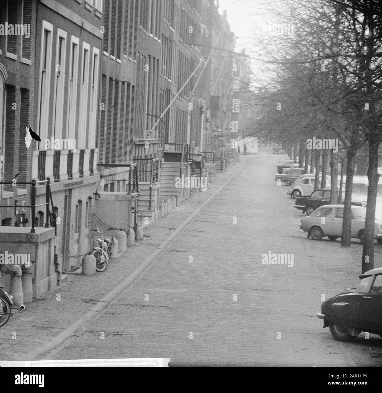 Strade vuote a causa del calcio in televisione Data: 14 novembre 1965 Località: Amsterdam, Noord-Holland Parole Chiave: Facciate, strade Foto Stock