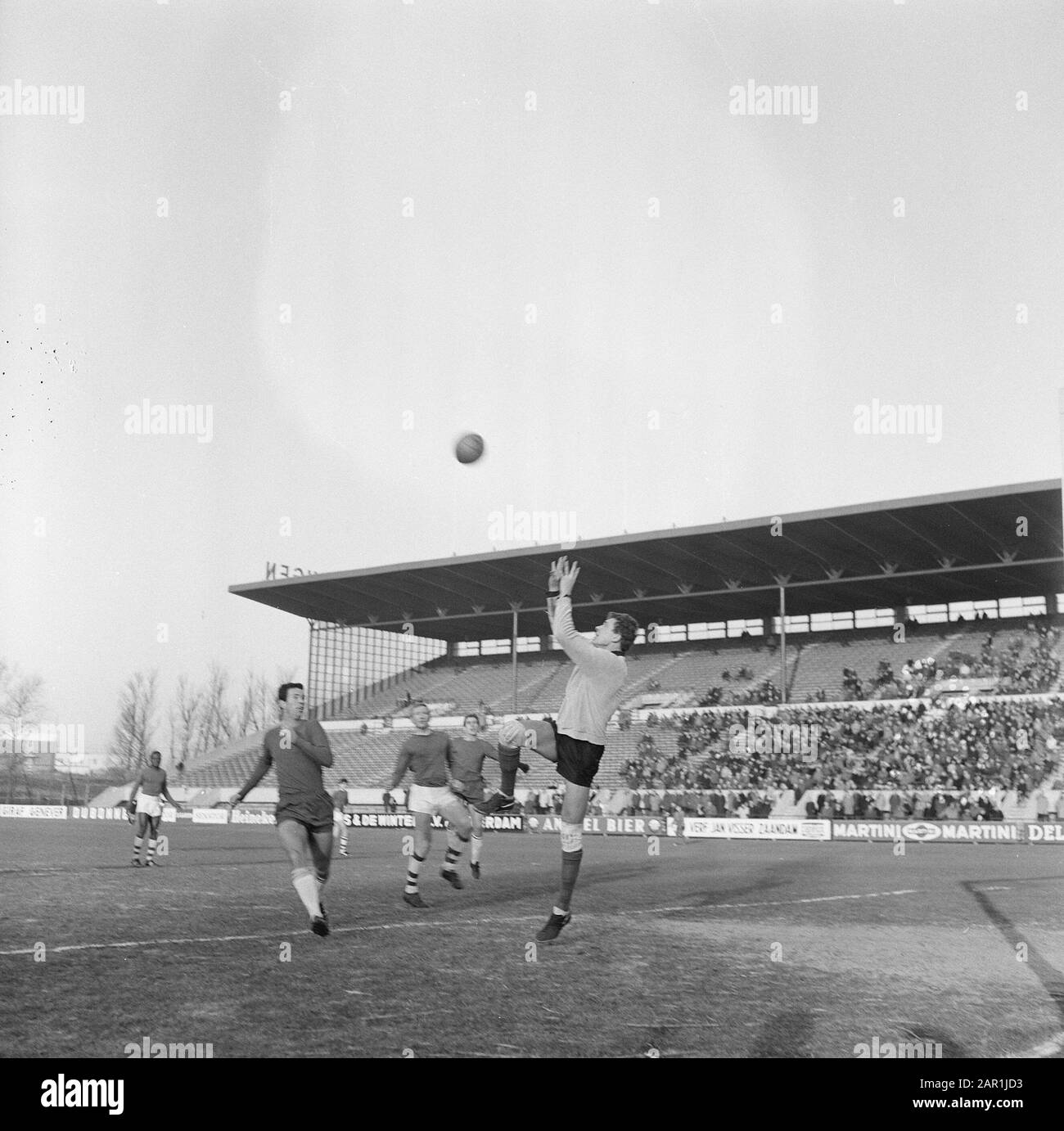 Xerxes contro Blue-White, portiere Anema cerca di invertire l'intestazione di Kriesch, momento del gioco Data: 9 gennaio 1966 Parole Chiave: Portiere calcio, nome Della Persona sportiva: Anema Nome istituzione: Xerxes Foto Stock