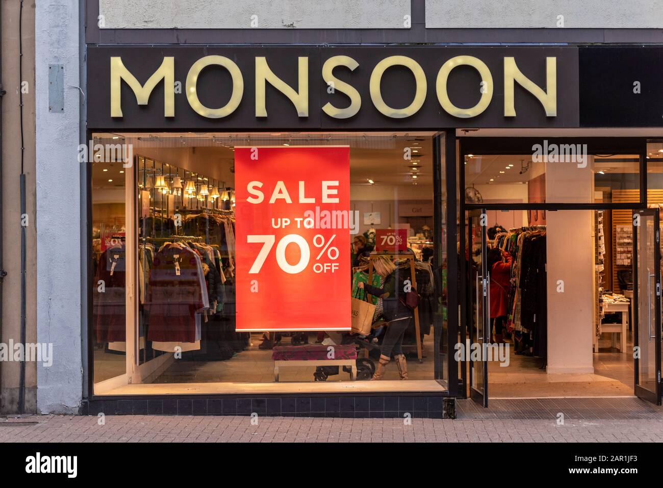 Negozio Monsoon davanti in High Street, Southend on Sea, Essex, Regno Unito con cartelli vendita in vetrina. 70%. Visualizzazione della finestra del negozio di moda. Acquirente Foto Stock