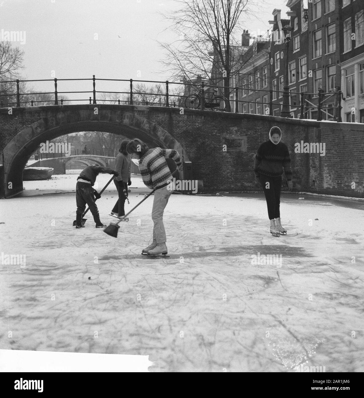 Pattinaggio sul ghiaccio sui canali di Amsterdam. Data: 16 Gennaio 1966 Luogo: Amsterdam, Noord-Holland Parole Chiave: Pattinaggio, Sport Foto Stock