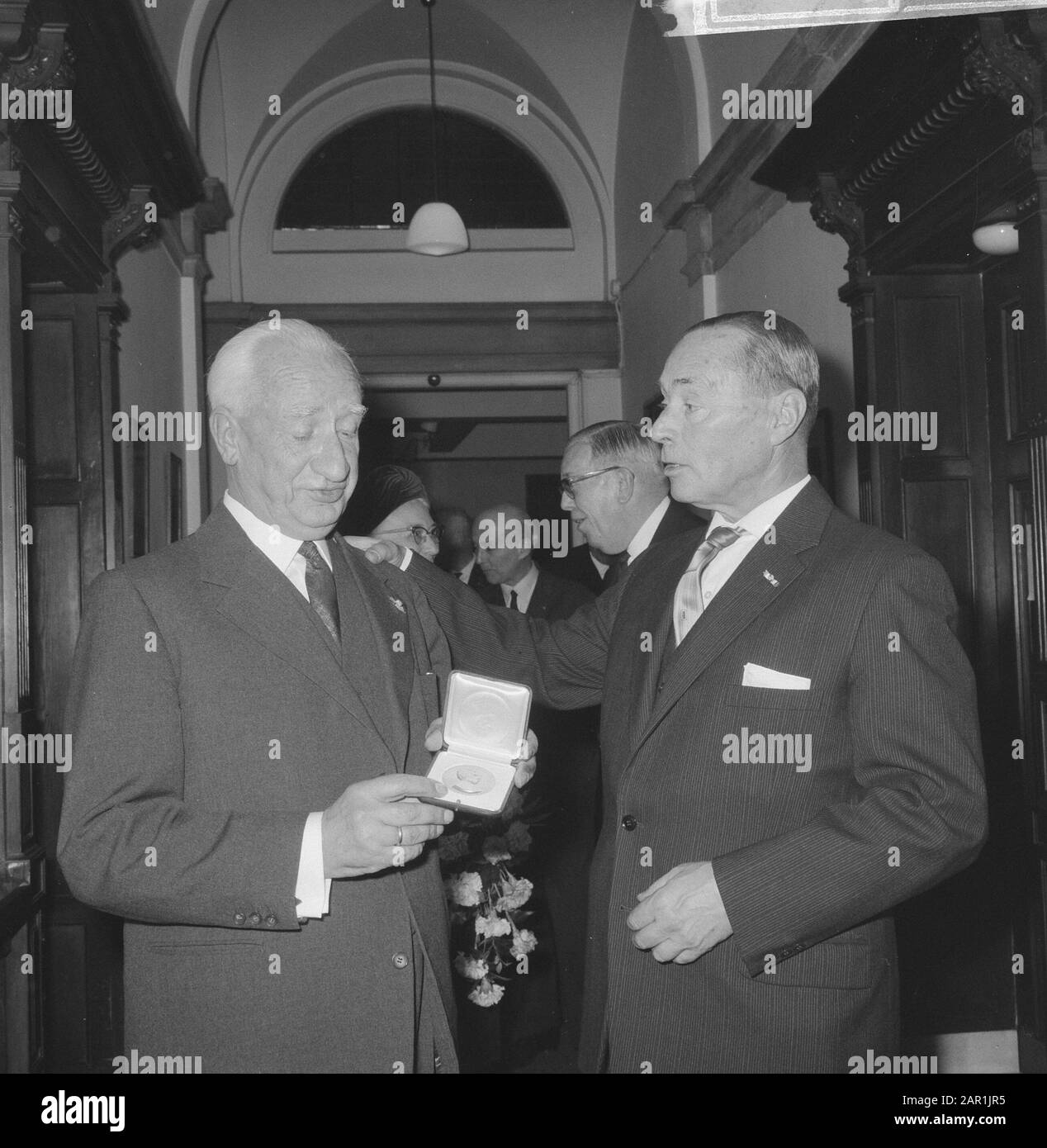 Penning Generale Di Taglio per il professor Jacob Jongbloed (l.); il sig. I.A. Aler (l.) mentre pating il sig. Jongbloed sulla parte posteriore Data: 16 dicembre 1965 Parole Chiave: Professori, premi, pat sulla parte posteriore Nome personale: Aler, Aler, I.A., Jongbloed, J. Foto Stock