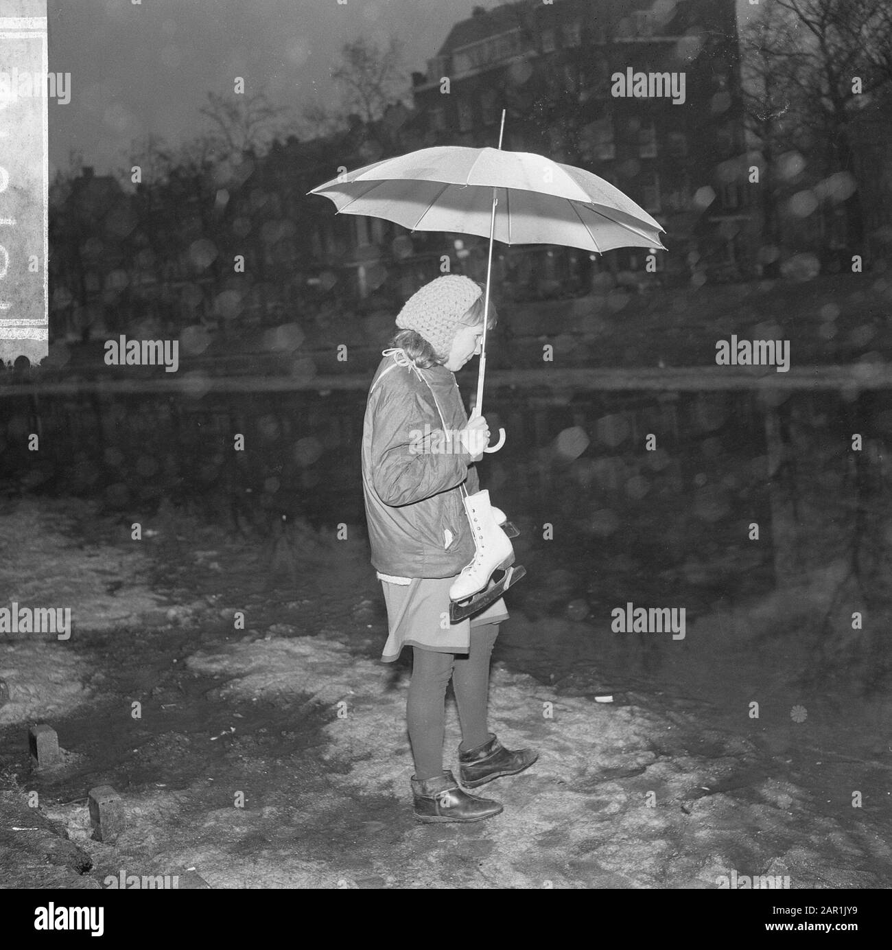 Ragazza con pattinaggio a Singel a Rotterdam Data: 21 gennaio 1966 Località: Rotterdam, Zuid-Holland Parole Chiave: SKATSEN, ragazze, sport Foto Stock