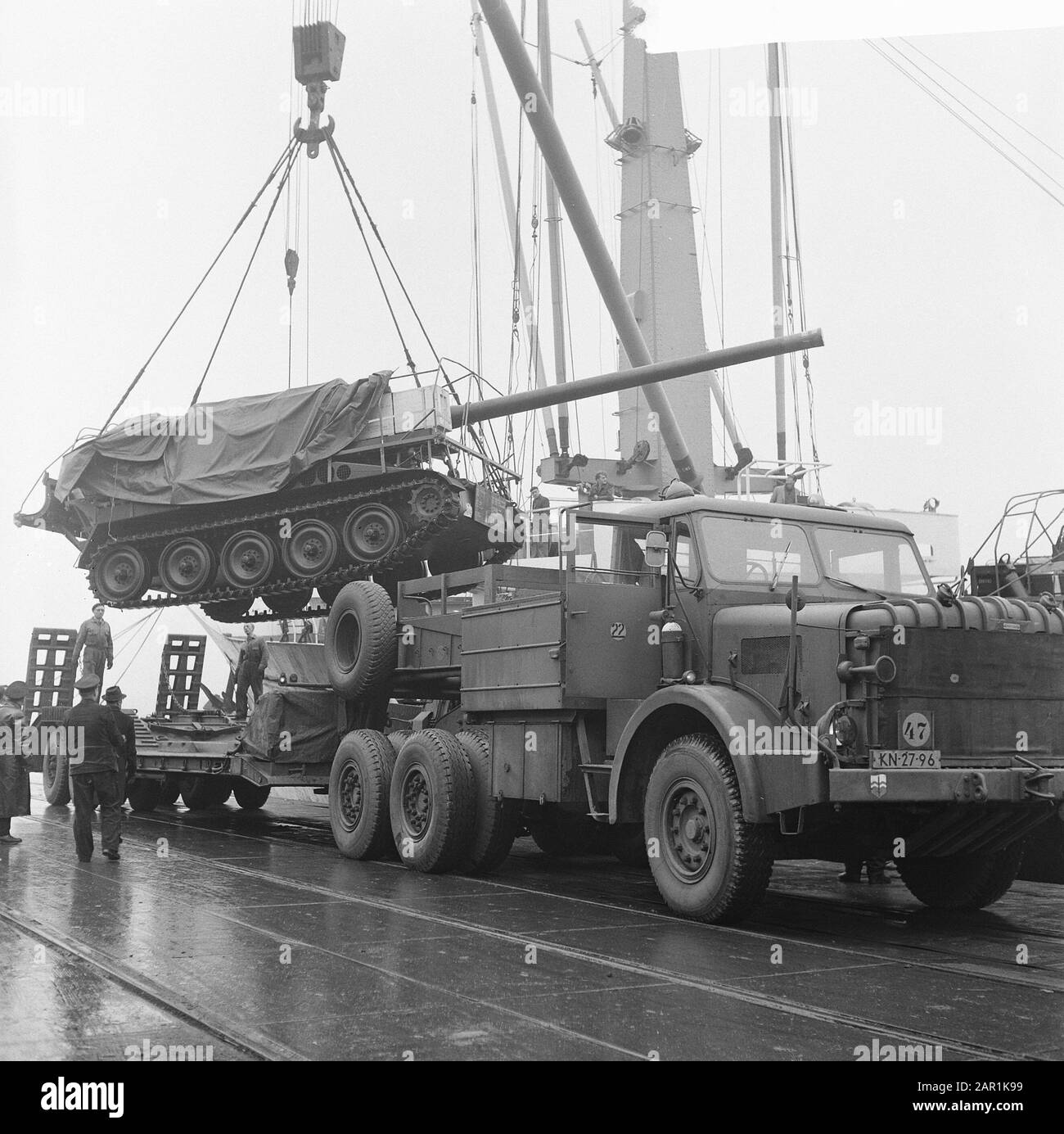 Howitsers 175 mm, in arrivo dall'America a Rotterdam sarà caricato Data: 26 Gennaio 1966 Località: Rotterdam Parole Chiave: Artiglieria, artiglieria, mezzi di trasporto Foto Stock