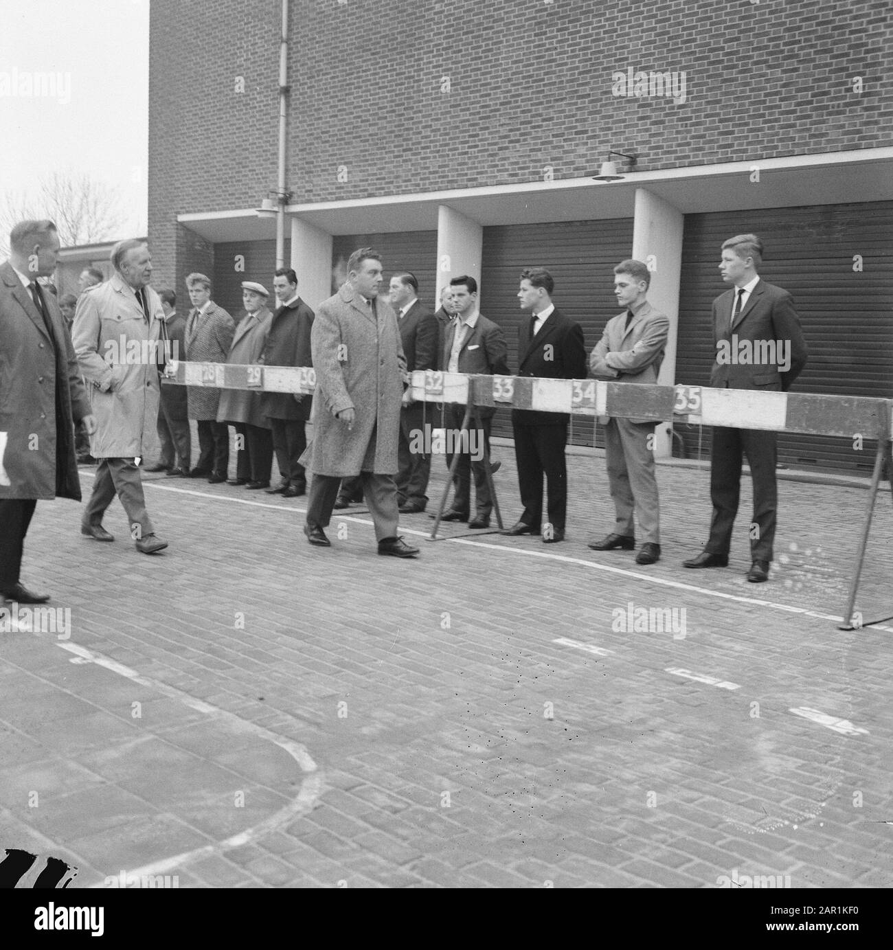 Sette pescatori danesi di fronte a equipaggio di Vlaardingse pesca VL 153, pescatore danese, di fronte a numero di uomini, compresi i pescatori Data: 1 febbraio 1966 Parole Chiave: Mann, pescatori Foto Stock