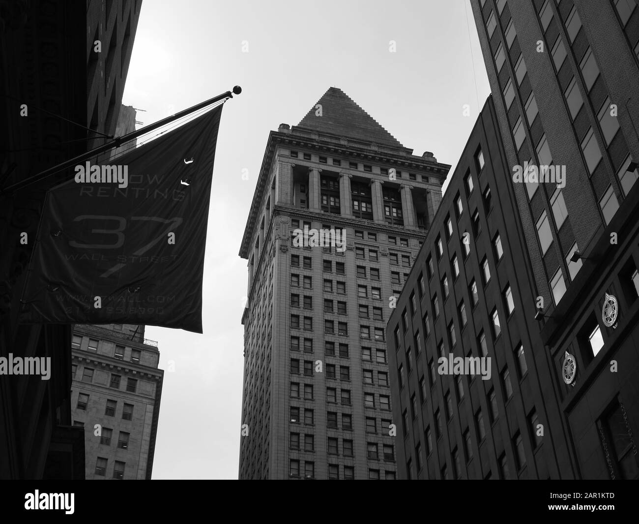 New York, USA - 31 maggio 2019: Immagine monocromatica di uno dei vecchi grattacieli vicino a Wall Street. Foto Stock