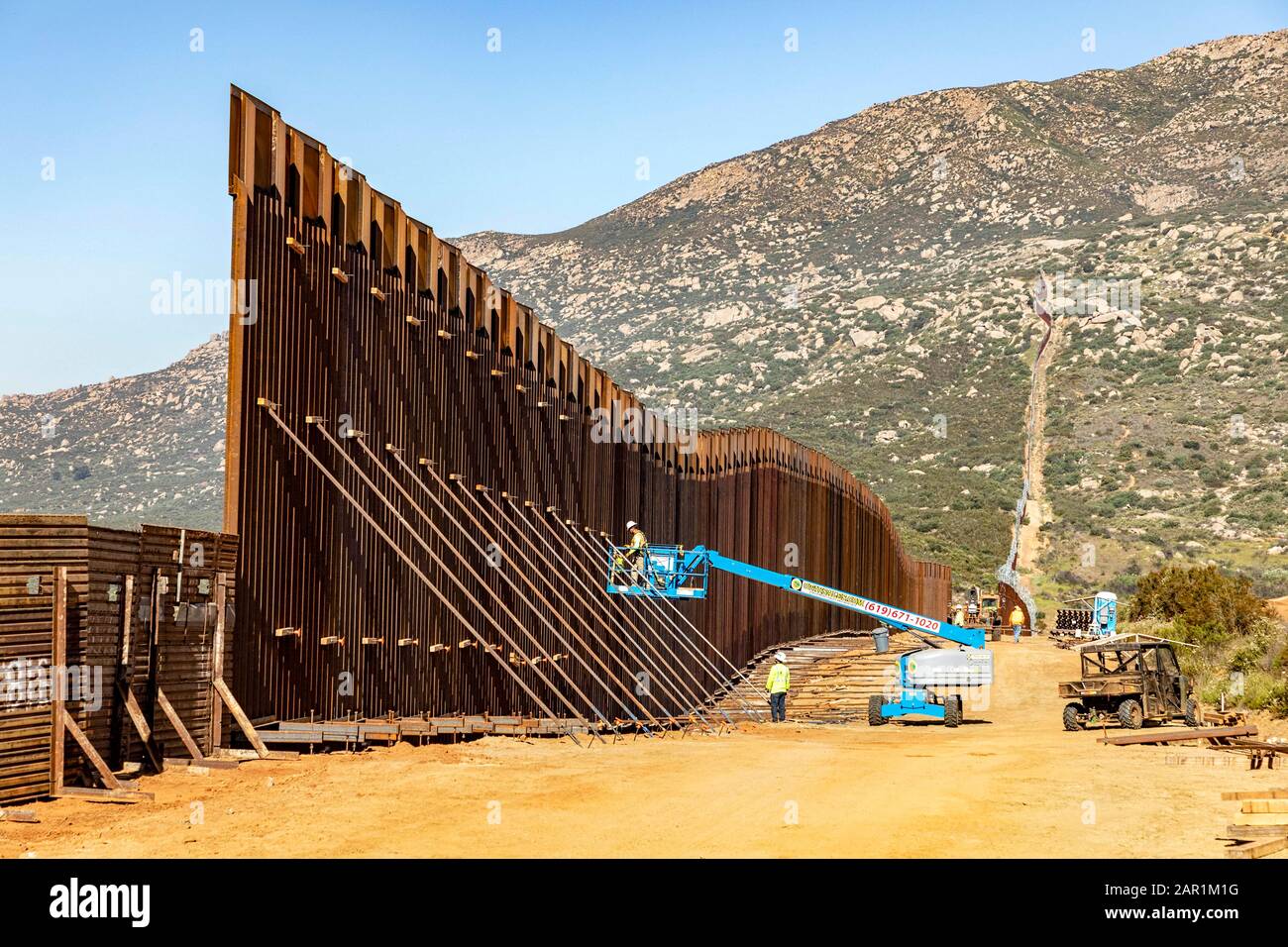 Continua la prima sezione del muro di confine del presidente Trump, lunga 2,25 miglia, aggiornata al confine tra gli Stati Uniti e il Messico vicino al porto di entrata Calexico in California. Equipaggio di costruzione che aggiorna la recinzione del tappeto di atterraggio dell'epoca della guerra del Vietnam con una nuova recinzione alta 5,5 metri (18 piedi). Fotografia scattata il 19 giugno 2019. Credito: Collezione Contraband / Mani Albrecht / Uscbp Foto Stock