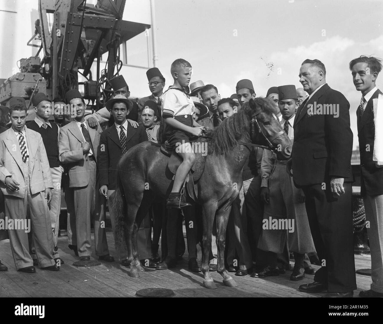 Tawali con 180 studenti svizzeri e cavallo Data: 17 agosto 1949 Parole Chiave: Studenti Nome istituto: Tawali Foto Stock