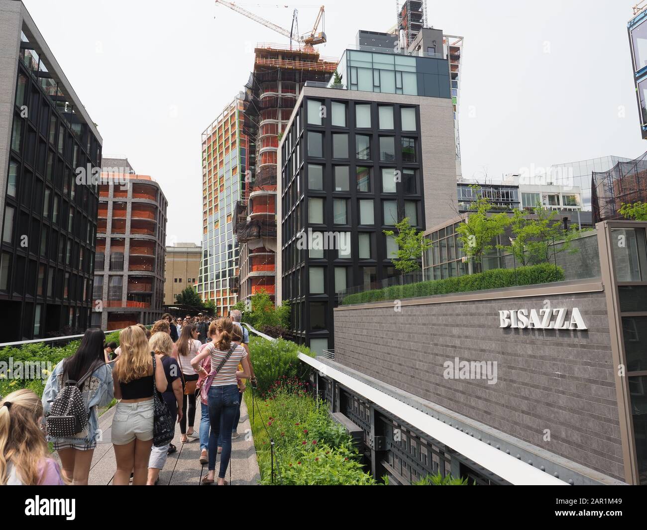 New York, USA - 1 luglio 2019: La folla sulla "High Line" di New York. Foto Stock