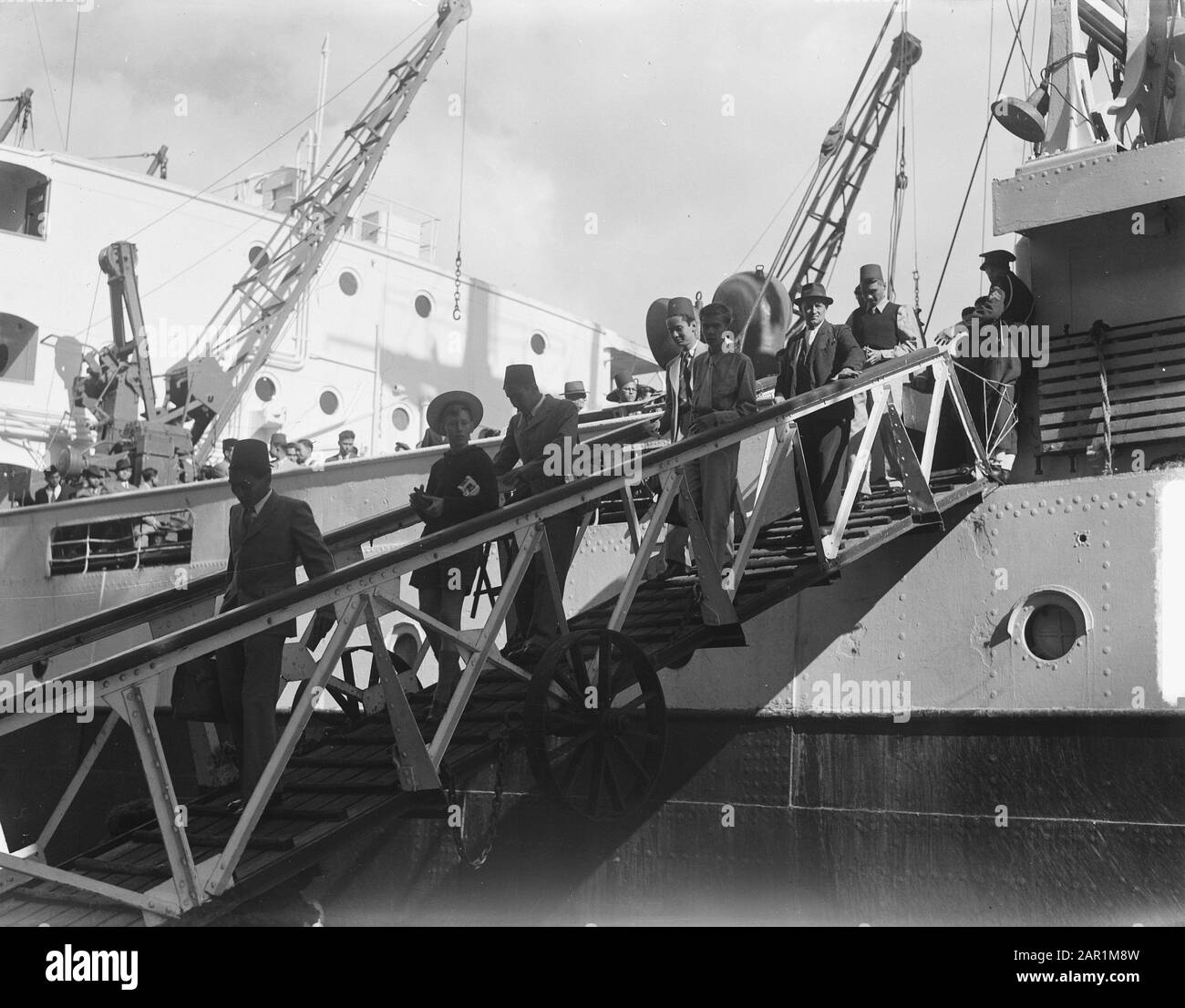 Tawali con 180 studenti svizzeri e cavallo Data: 17 agosto 1949 Parole Chiave: Studenti Nome istituto: Tawali Foto Stock