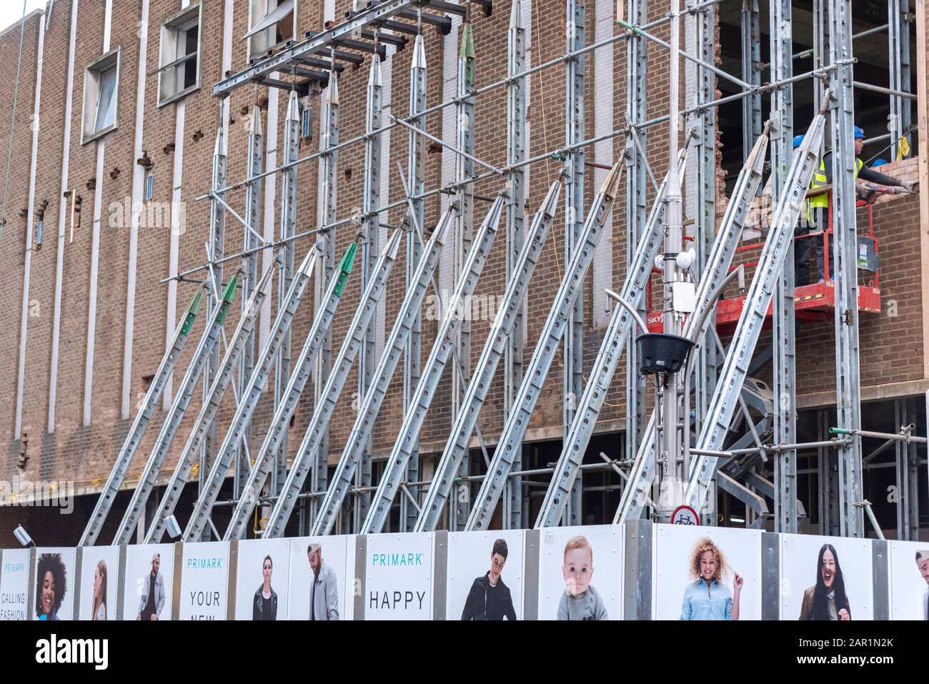 Sviluppo in corso di ex BHS, British Homes Store, British Home Stores edificio in High Street, Southend on Sea, Essex. Da Primmark Foto Stock