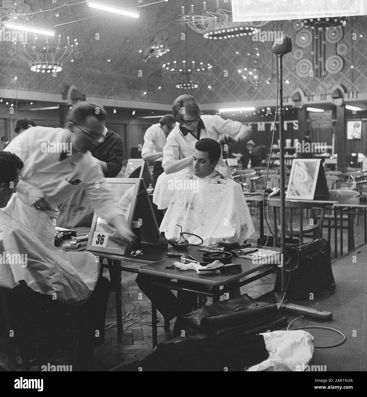 Semifinali trakappen a Rotterdam, Sig.ra E. Jansen da Goes, solo parrucchiere femminile a questi concorsi Data: 28 febbraio 1966 Località: Rotterdam, Zuid-Holland Parole Chiave: MATCHESS, parrucchieri Foto Stock