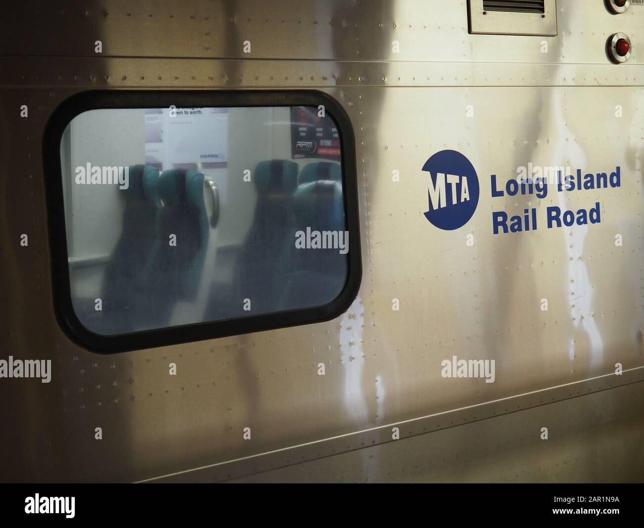 New York, USA - 3 giugno 2019: Vista dettagliata di un treno LIRR MTA. Foto Stock