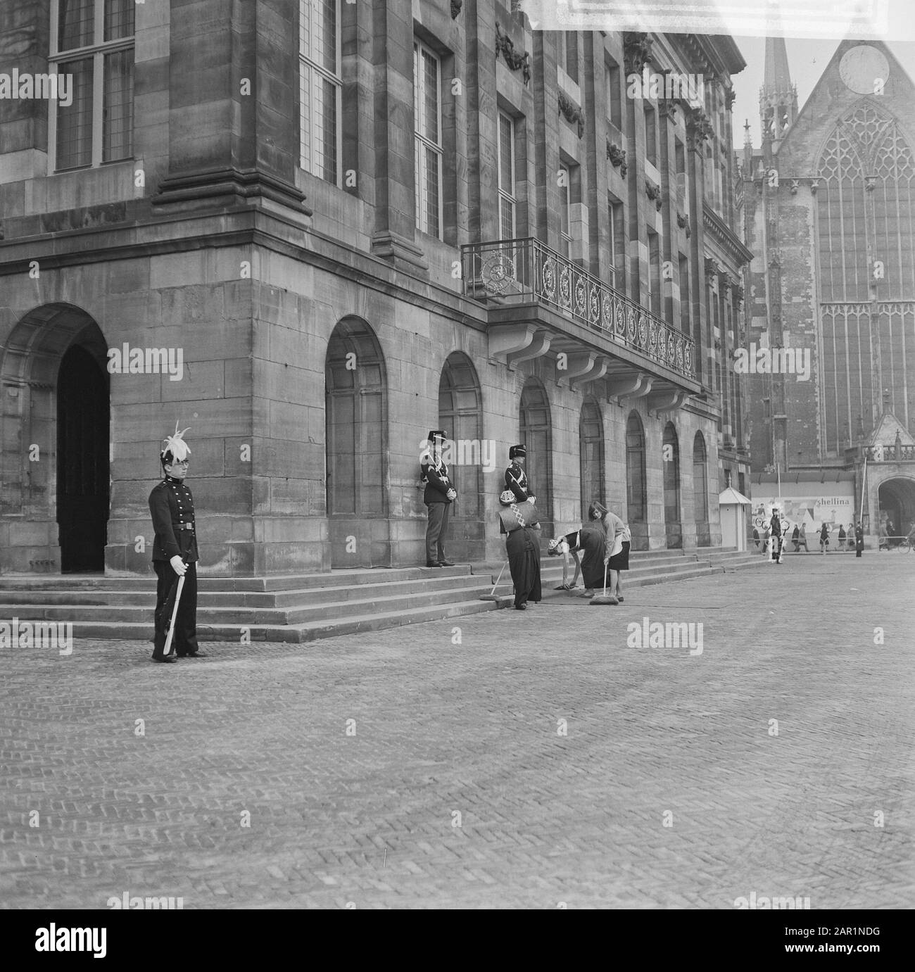 Festa gioia in città, Spakenburgse fa marciapiedi Su Dam Dam Data: 8 marzo 1966 Parole Chiave: Feste, palazzi, pulitori Foto Stock