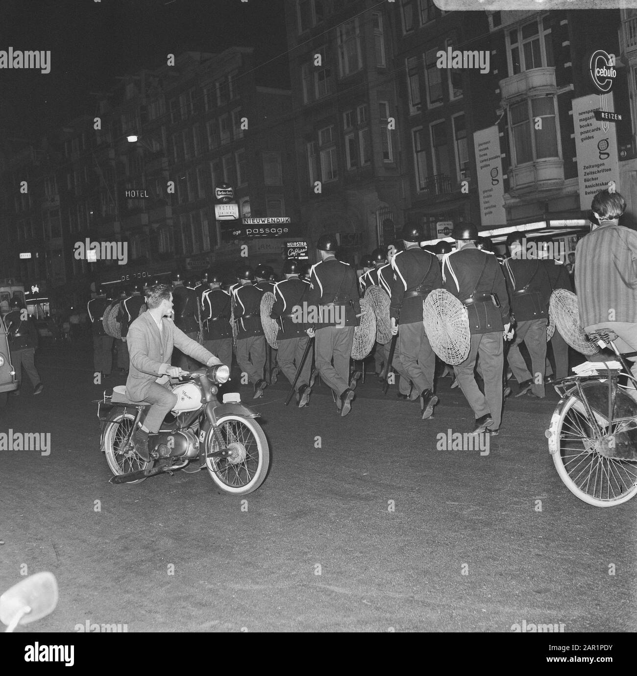 Polizia atti ad Amsterdam con un sacco di potere durante le rivolte Data: 16 giugno 1966 Località: Amsterdam, Noord-Holland Parole Chiave: Polizia, rivolte Foto Stock