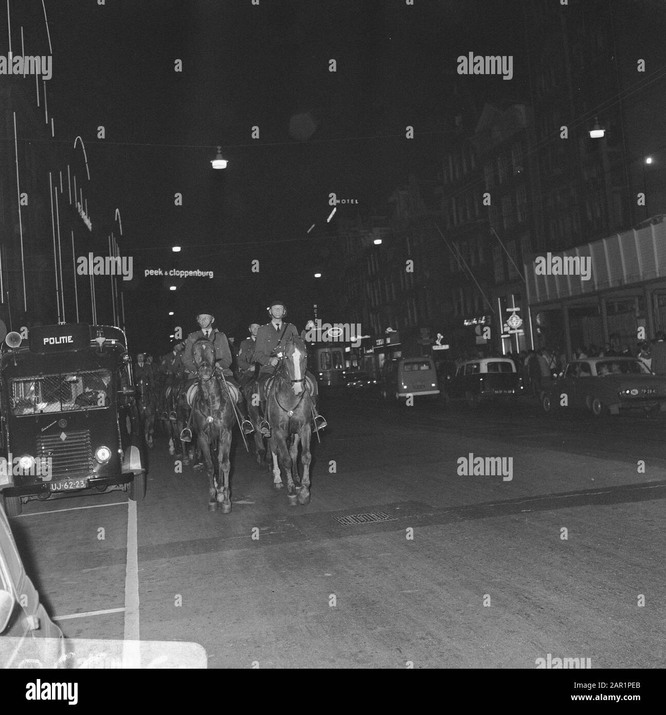La polizia agisce ad Amsterdam con un grande potere nei tumulti. Poliziotto Data: 16 Giugno 1966 Località: Amsterdam, Noord-Holland Parole Chiave: Polizia, Rivolte Foto Stock