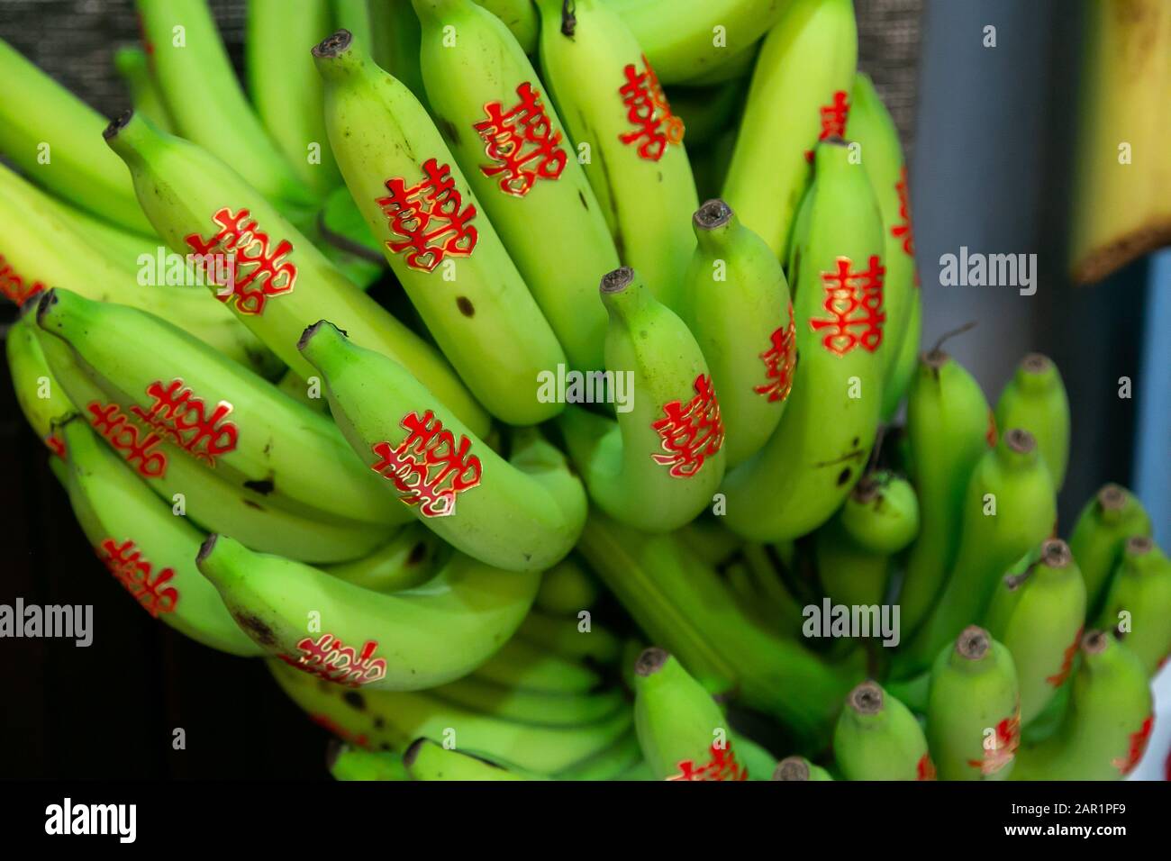 Frutta a banana con adesivi Di Carattere cinese rosso che significa doppia felicità in cerimonia nuziale cinese tradizionale come appropriato per il regalo di matrimonio. S Foto Stock