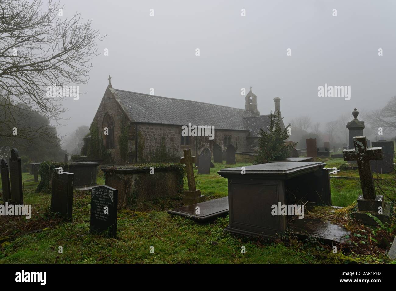 La Chiesa di San Beuno a Trefdraeth, Anglesey, qui vista nella nebbia, è una chiesa parrocchiale medievale. La chiesa risale al 13th secolo. Foto Stock