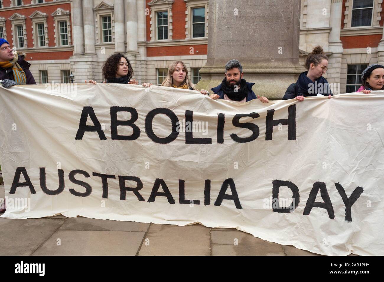 Londra, Regno Unito. 25 gennaio 2020. Un gruppo di manifestanti tiene uno striscione con la scritta "ABABOLISH AUSTRALIA DAY" di fronte al Captain Cook Memorial di Londra. La protesta sfida le narrazioni coloniali e i sostenitori della sovranità indigena e dell'abolizione dell'Australia Day, che molti vedono come una celebrazione dell'espropriazione e del trauma per i popoli delle prime Nazioni. Ex pazzo australiani al Captain Cook Memorial on the Mall, protesta contro l'Australian Day. Penelope Barritt/Alamy Live News Foto Stock