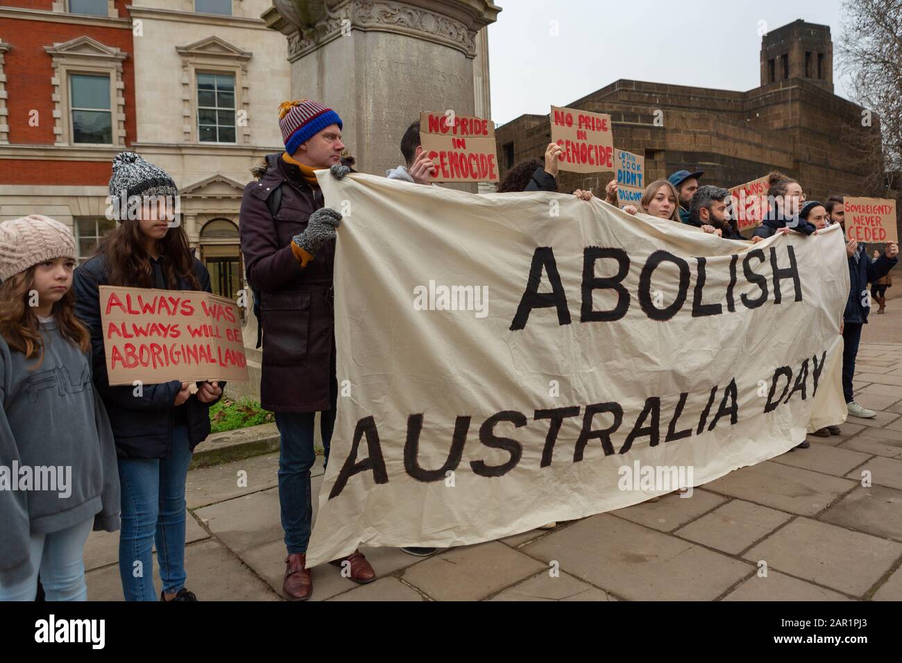 Londra, Regno Unito. 25 gennaio 2020. I manifestanti si riuniscono al Captain Cook Memorial di Londra con striscioni e cartelli che chiedono l'abolizione dell'Australia Day. Messaggi come "Always Was Always Was Always Will Aboriginal Land" e "No Pride in Genocide" evidenziano le richieste di sovranità indigena e di stima storica. La dimostrazione sfida le narrazioni coloniali e le pratiche commemorative legate all’eredità di Cook. Ex pazzo australiani al Captain Cook Memorial on the Mall, protesta contro l'Australian Day. Penelope Barritt/Alamy Live News Foto Stock