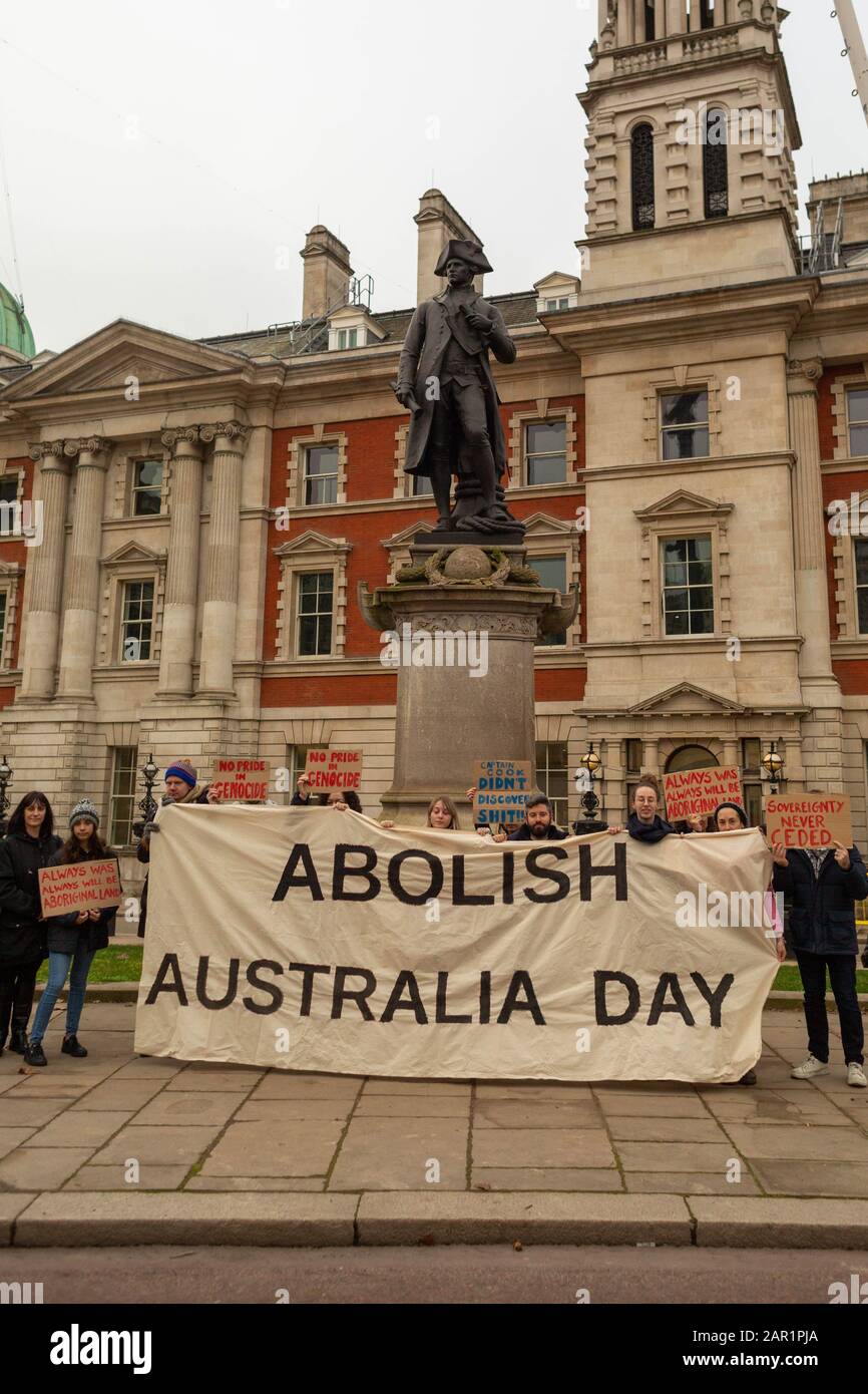 Londra, Regno Unito. 25 gennaio 2020. Gli attivisti si riuniscono al Captain Cook Memorial di Londra con striscioni e cartelli che chiedono l'abolizione dell'Australia Day. La dimostrazione mette in evidenza la continua resistenza alle narrazioni coloniali e ai sostenitori della sovranità e della giustizia indigena. La statua del Capitano Cook funge da punto focale simbolico per la protesta. Ex pazzo australiani al Captain Cook Memorial on the Mall, protesta contro l'Australian Day. Penelope Barritt/Alamy Live News Foto Stock