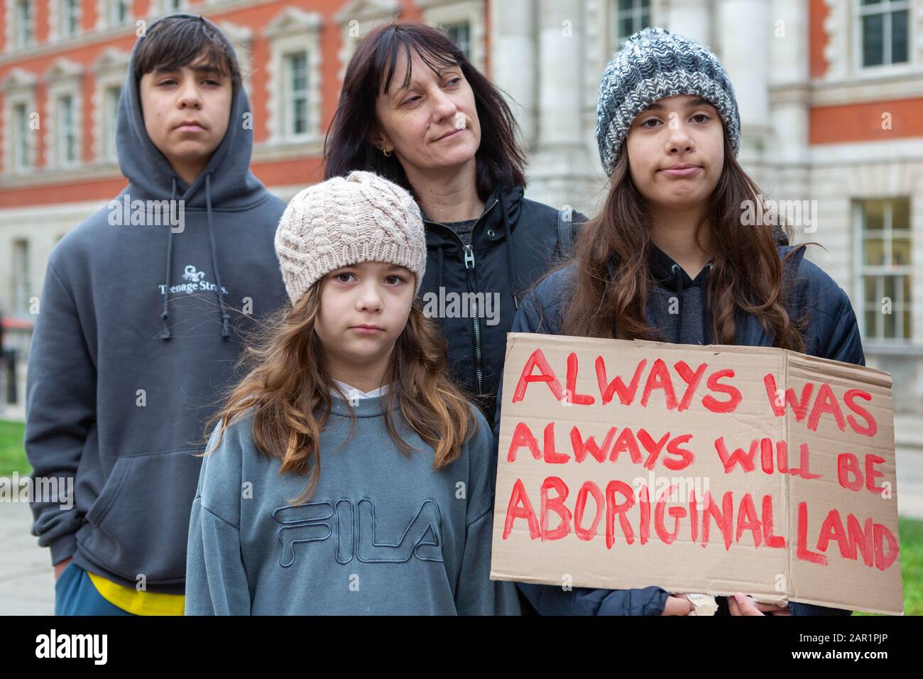 Londra, Regno Unito. 25 gennaio 2020. Protesta pacifica al Captain Cook Memorial di Londra con i giovani in possesso di un cartello con la scritta "Always Was Always Will Be Aboriginal Land", che sostiene l'abolizione dell'Australia Day e il riconoscimento della sovranità indigena. Ex pazzo australiani al Captain Cook Memorial on the Mall, protesta contro l'Australian Day. Penelope Barritt/Alamy Live News Foto Stock