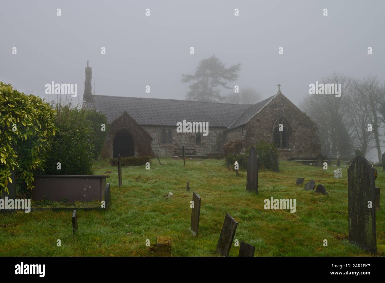 La Chiesa di San Beuno a Trefdraeth, Anglesey, qui vista nella nebbia, è una chiesa parrocchiale medievale. La chiesa risale al 13th secolo. Foto Stock