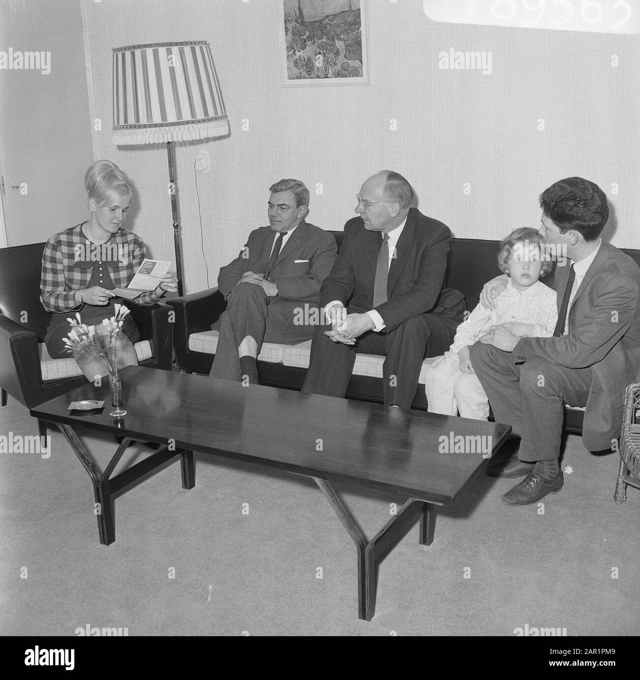 Ministro Vondeling a casa Data: 21 marzo 1966 Parole Chiave: Visite a casa Nome personale: Vondeling, Anne Foto Stock
